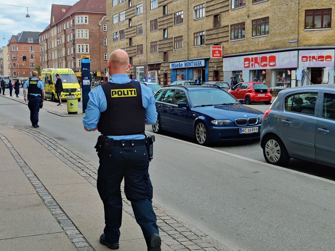 Gerningsmand på fri fod Stak mand ned på åben gade SE og HØR