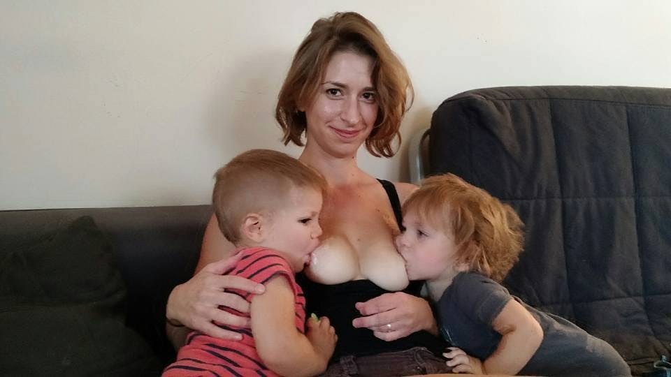 Det er dette billede, som har skabt debat - for kan man amme sin venindes børn?