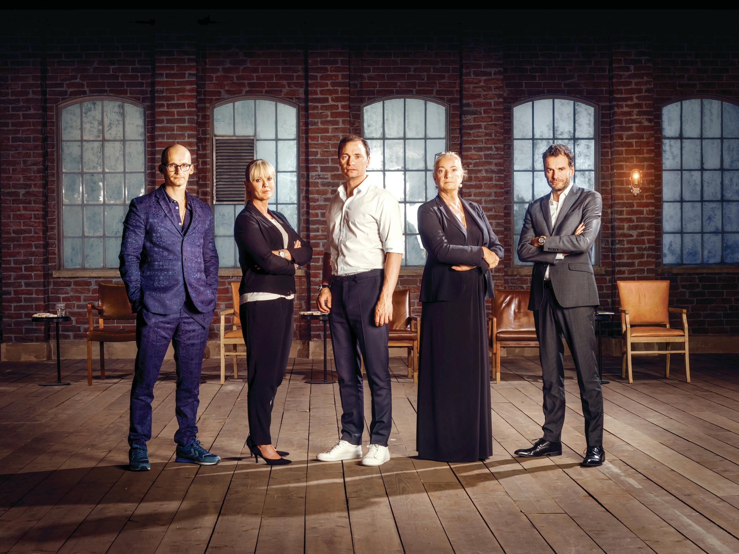 Løverne Christian Stadil, Birgit Aaby, Tommy Ahlers, Ilse Jacobsen og Jesper Buch. Efter en voldsom mediestorm måtte Jacobsen vælge at forlade programmet som løve.
