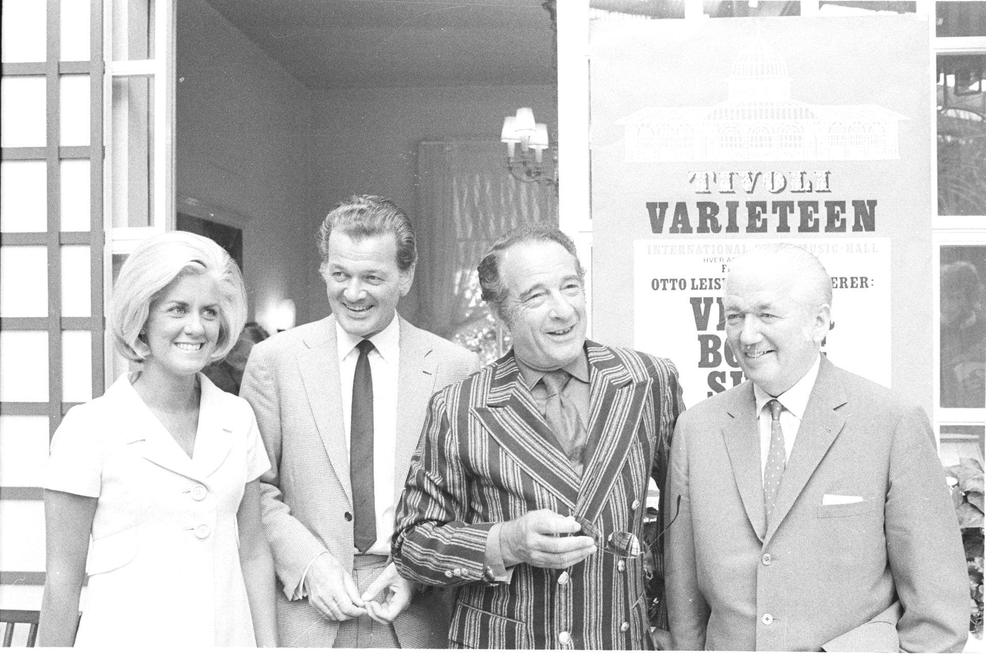 Sådan så det ud i 1970, kort før liveshowet blev lagt i mølposen. På billedet ses fra venstre: operasanger Marilyn Molvey, programvært i Danmarks Radio Otto Leisner, entertainer Victor Borge og orkersterleder Otto Lington.