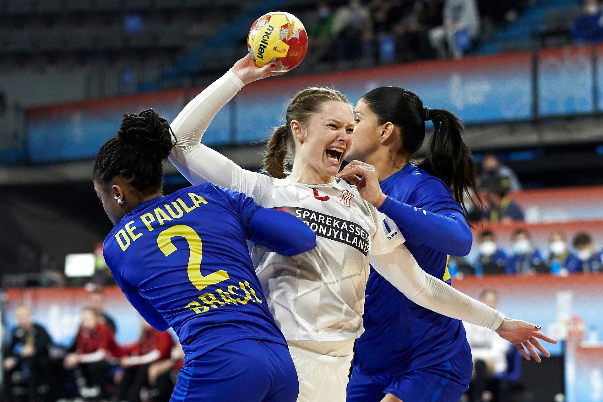 Aldrig på kanten med lov - ofte på kant i angrebet. Sådan kender vi hende bedst. 