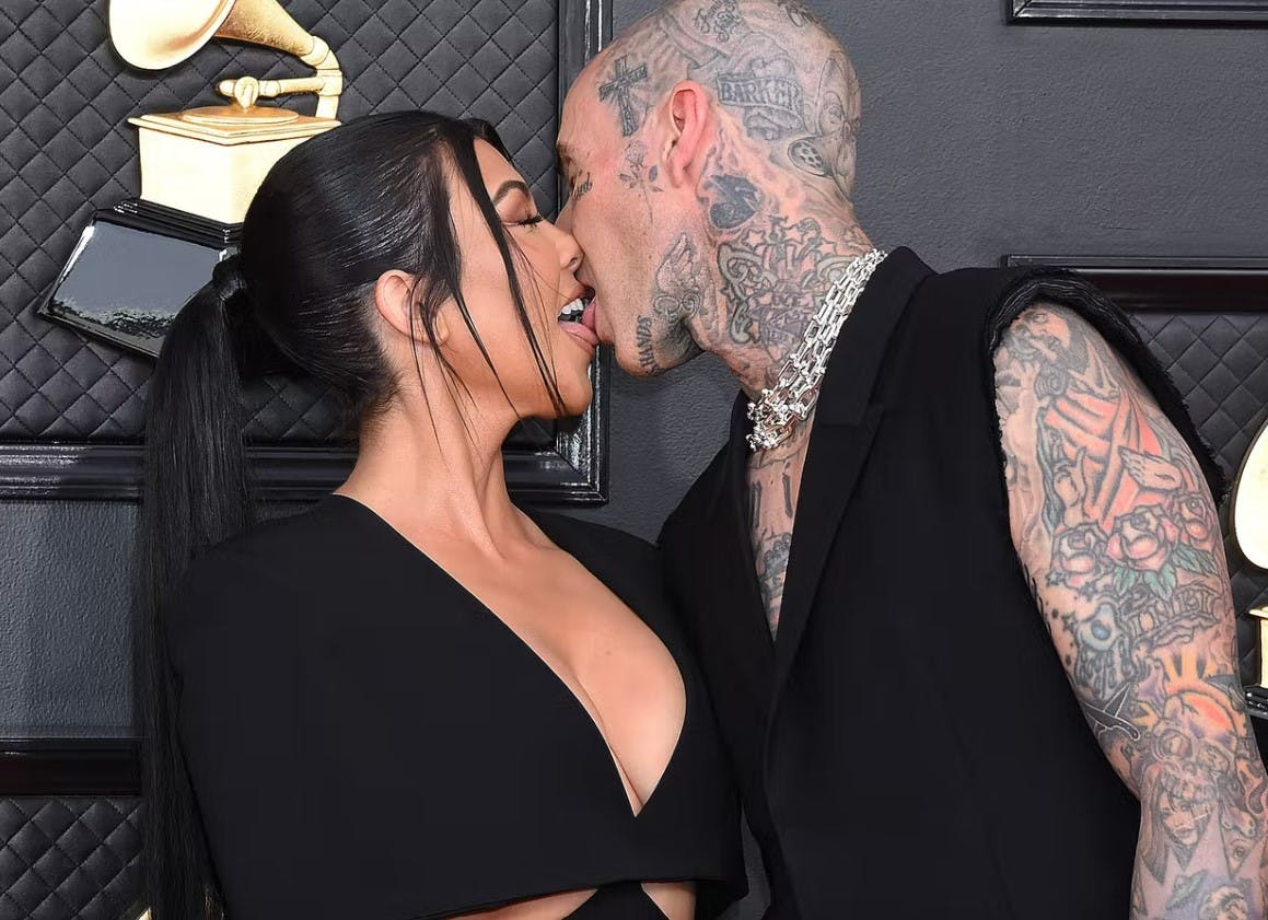Kourtney Kardashian og Travis Barker kyssede OGSÅ på den røde løber til Grammy-uddelingen i april 2022.