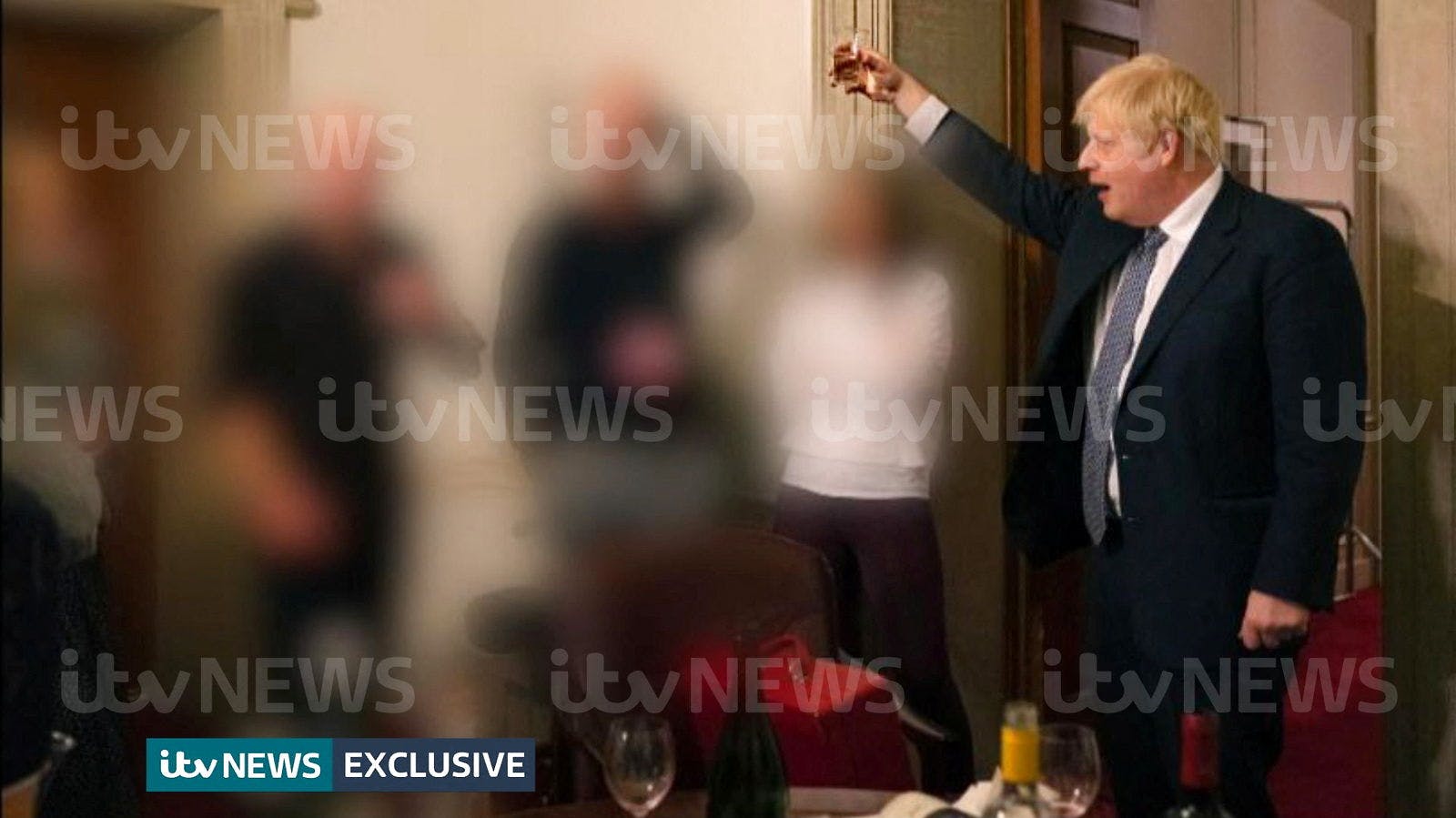 Mindst ni personer var samlet til fest i Downing Street i november 2020. Dengang var det ikke tilladt at samles flere end to personer i Storbritannien.