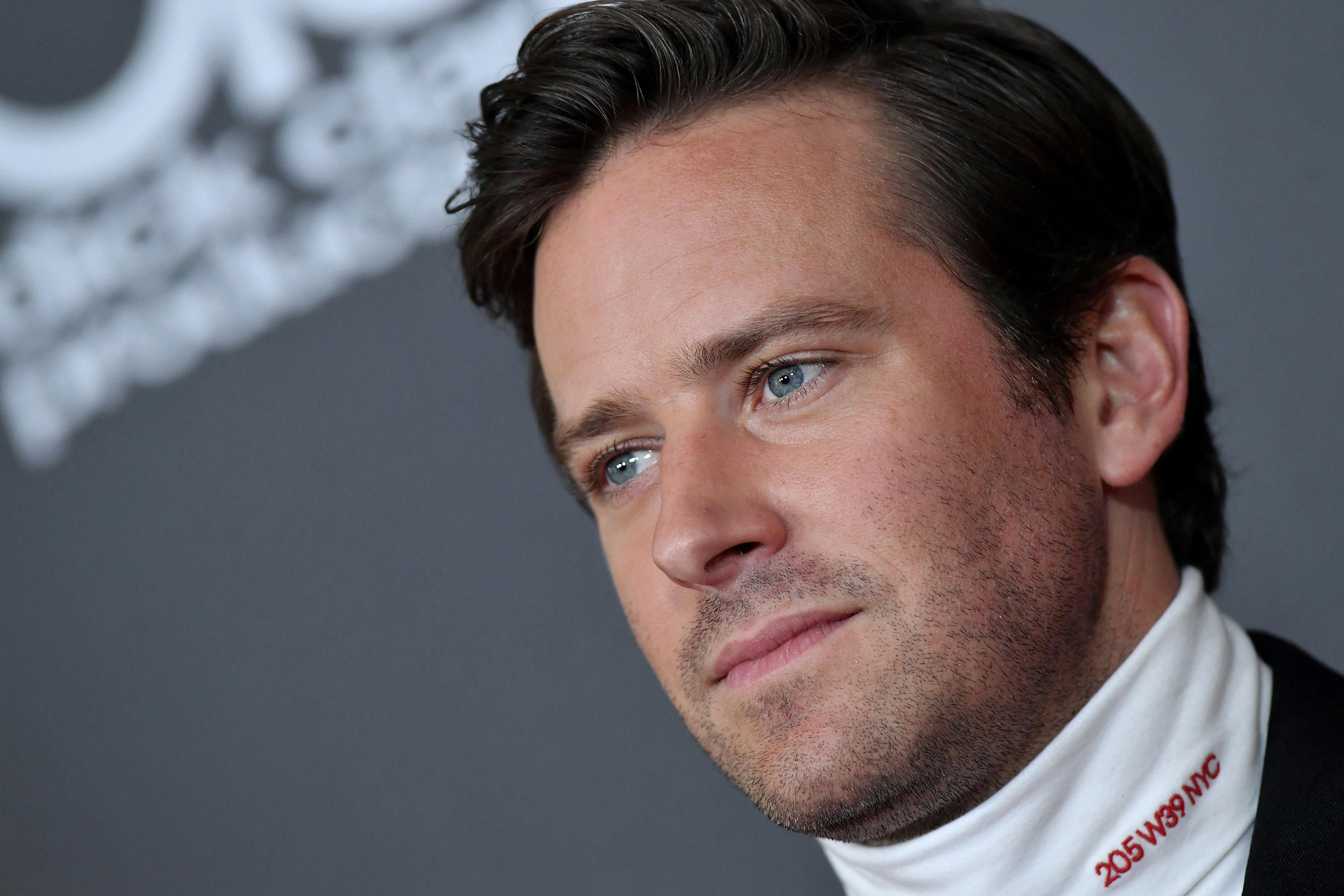 Armie Hammers karriere er gået i fuldstændig stå, efter han i starten af sidste år blev ramt af voldsomme voldtægtsanklager. Nu bliver alle familieskandalerne rullet ud i en ny dokumentarfilm 