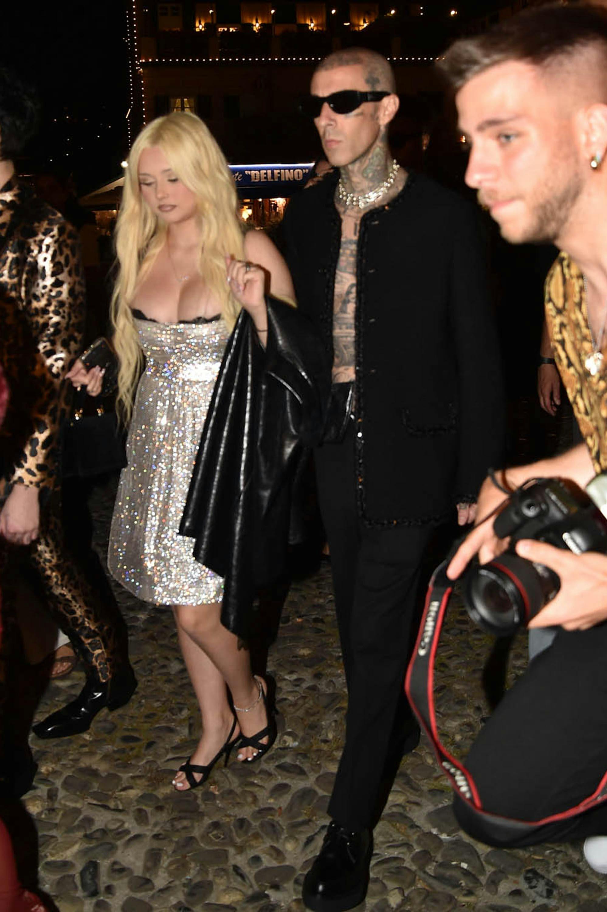 Travis Barker ankommer med datteren Alabama.