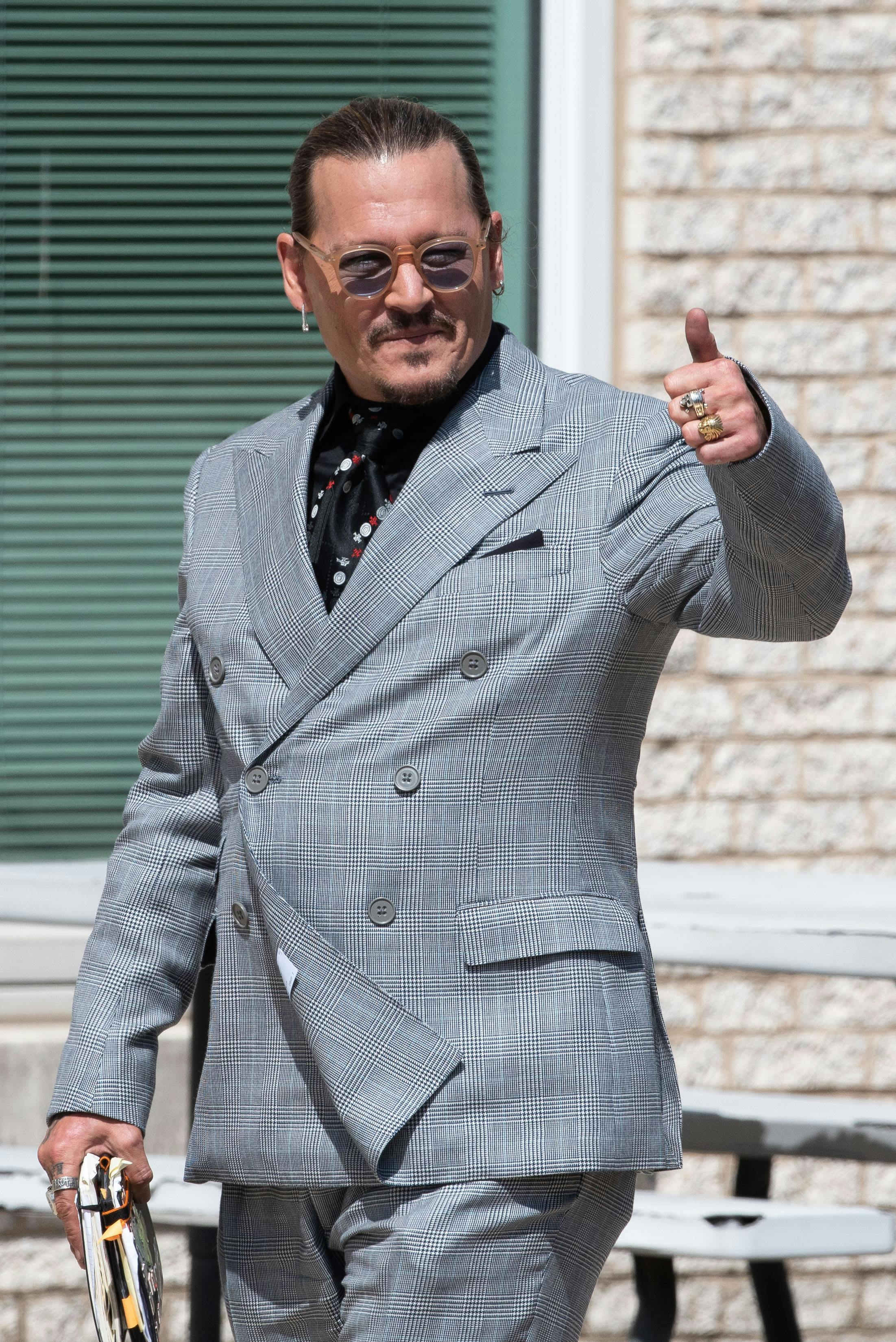 Johnny Depp på vej ind i retssalen i Fairfax, hvor retsagen mod ekskonen kører i disse uger&nbsp;&nbsp;

