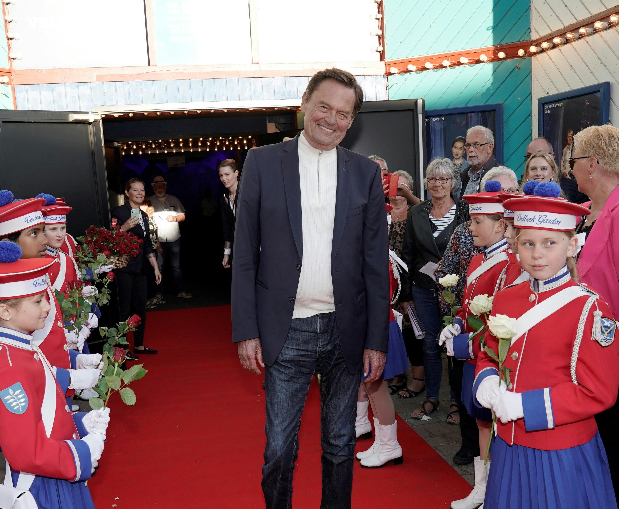 Ulf Pilgaard var tilbage i Cirkusrevyen, der denne aften havde sæsonpremiere. Dog kun på tilskuerrækkerne
