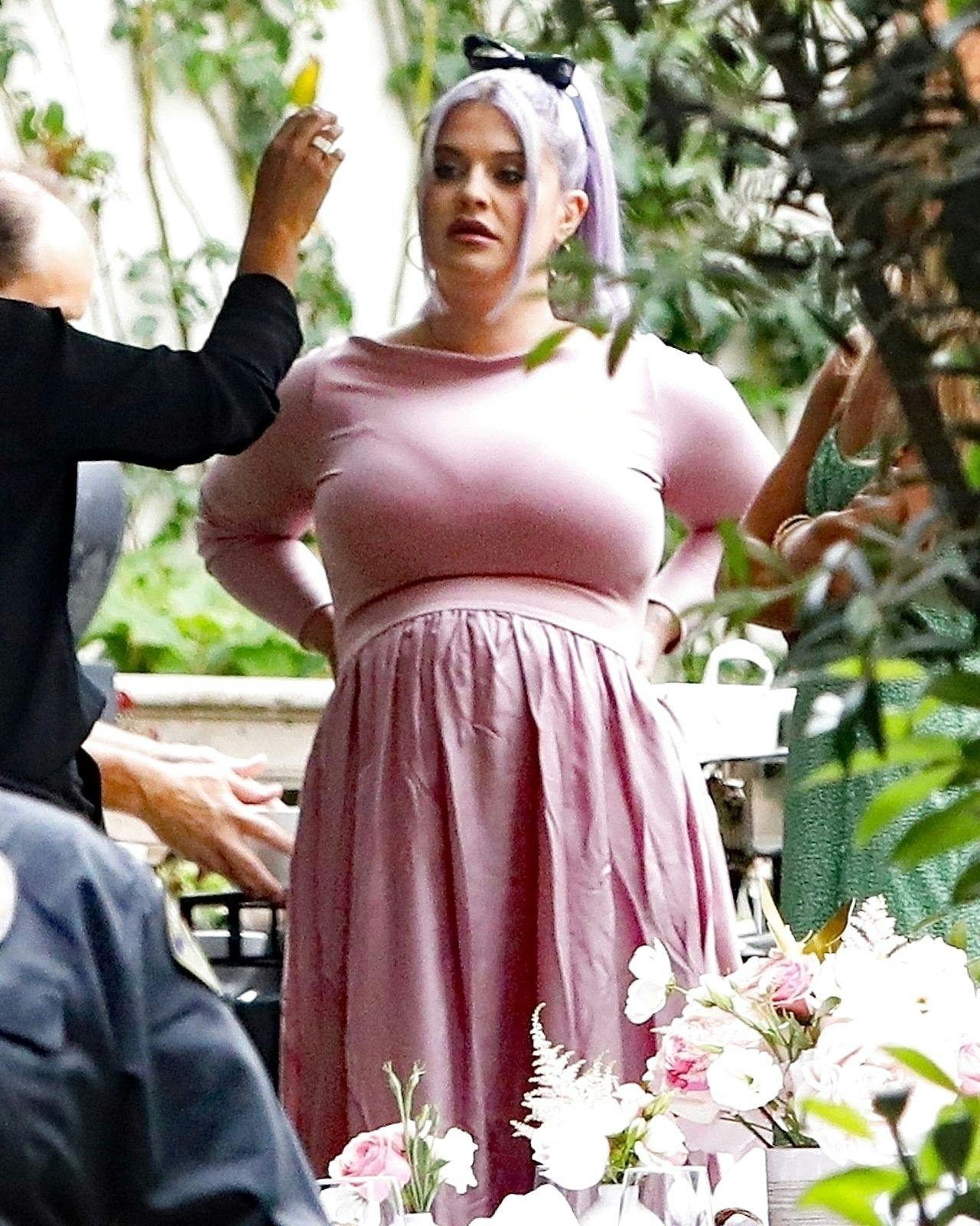 Det var til hendes bror, Jack Osbournes forlovedes babyshower, Kelly Osbourne kunne vise babybulen frem for første gang.
