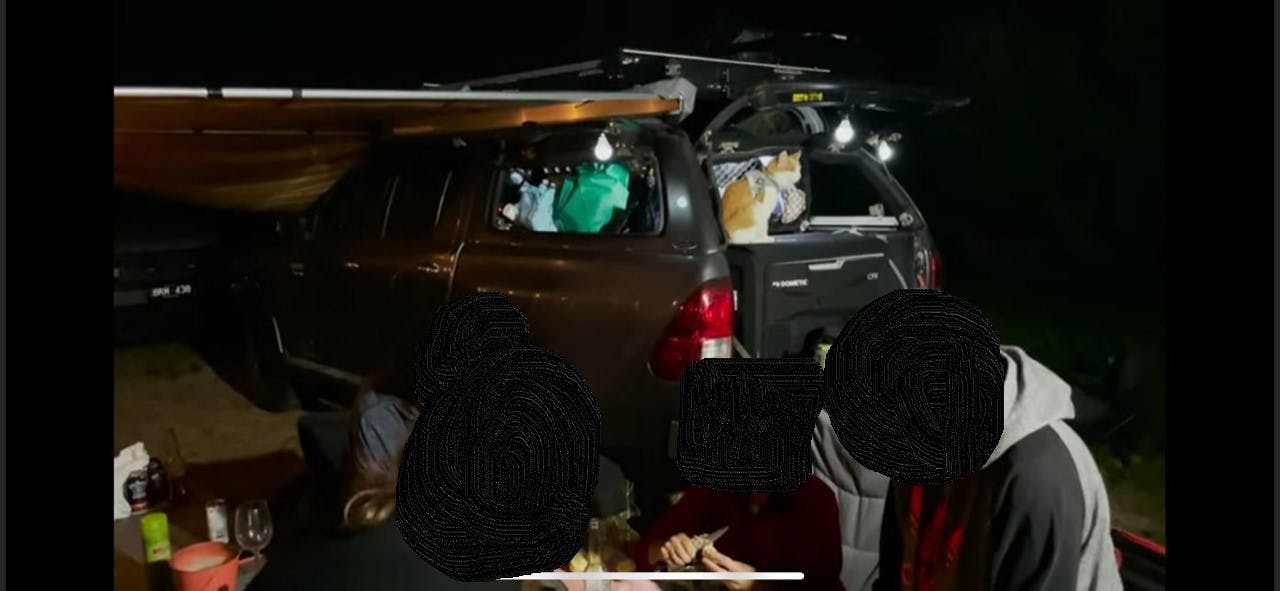 En australsk familie er havnet i store problemer med myndighederne, efter de delte billeder af deres mis på ferie.
