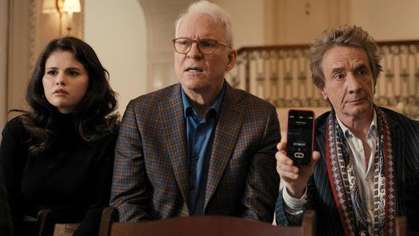 Selena Gomez, Steve Martin og Martin Short (th.) spiller hovedrollerne i den populære serie "Only Murders in the Building". 