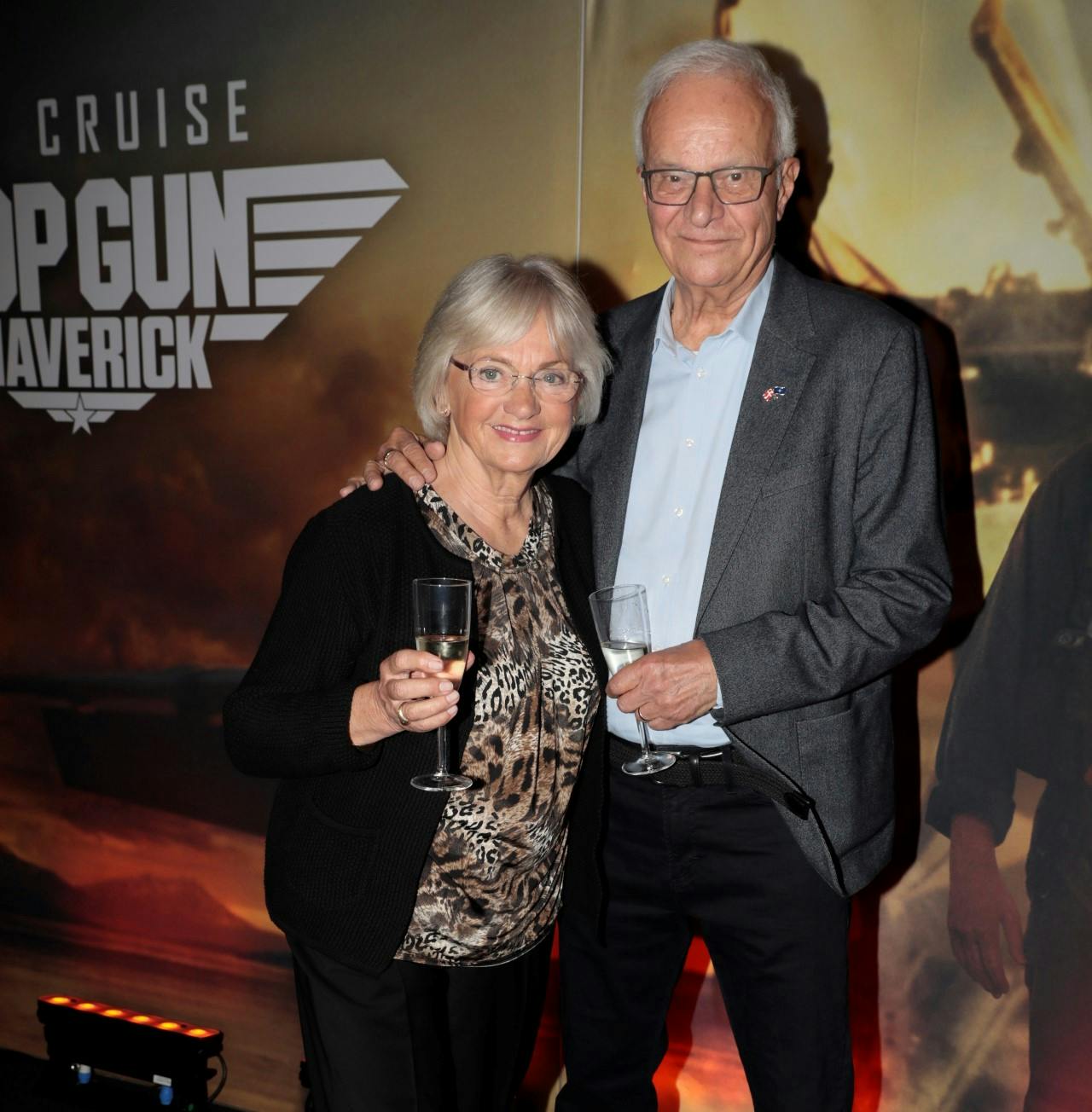 Pia Kjærsgaard havde taget gemalen Henrik under armen til premieren på filmen Top Gun: Maverick.