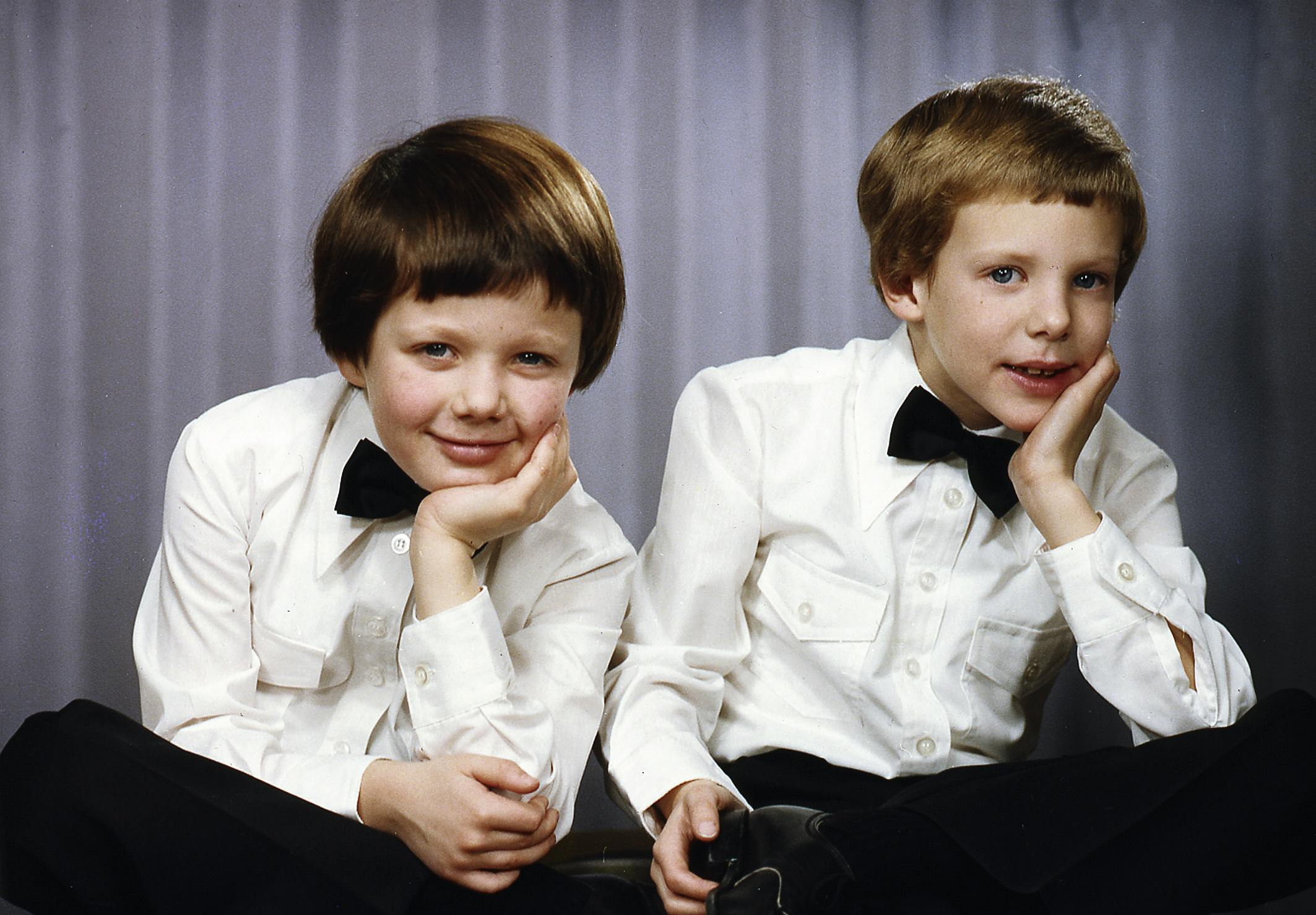 Et udateret billede fra 1970'erne af kronprins Frederik og lillebror, prins Joachim.
