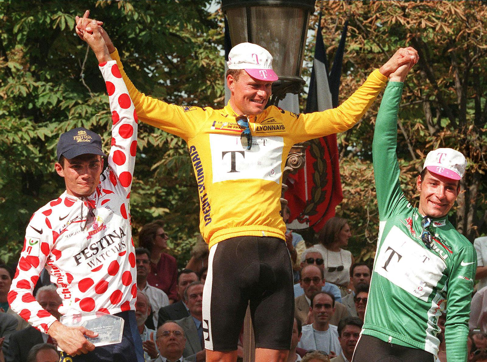 Bjarne Riis bliver hædret som vinder af Tour de France i Paris i 1996. Den gule trøje, fortalte han, lå i en papkasse og havde ingen værdig.
