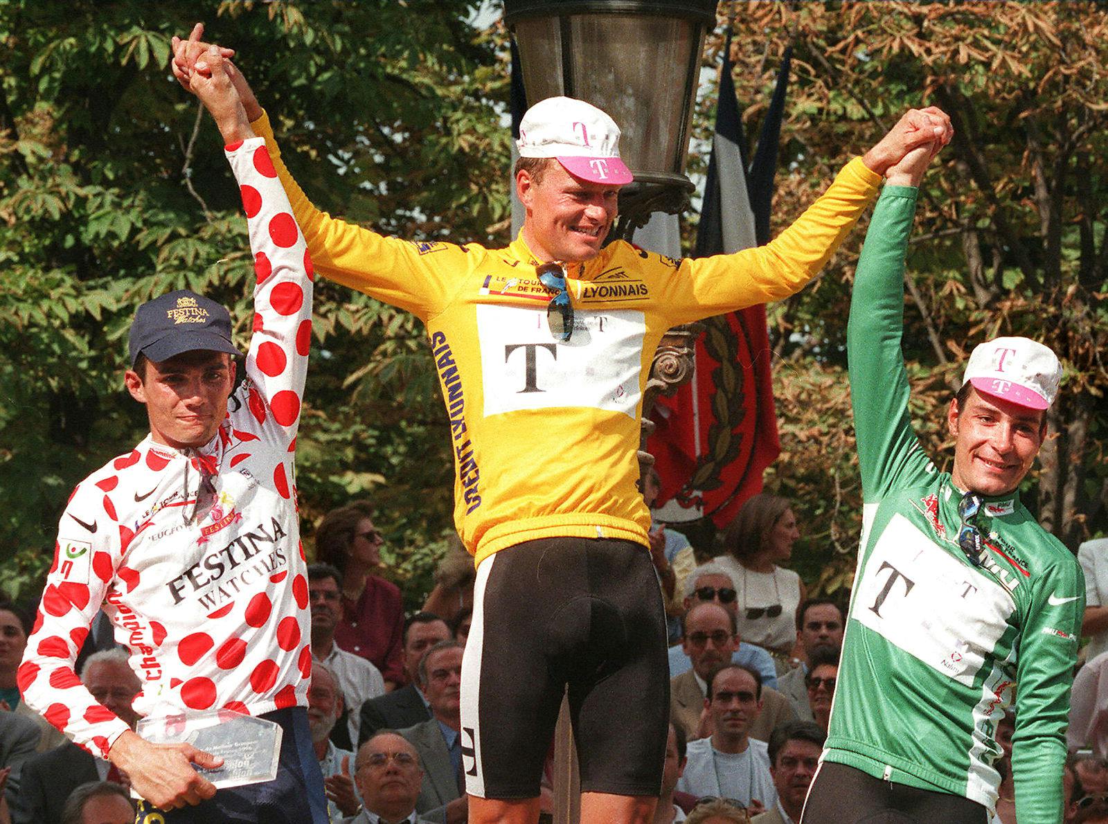 Bjarne Riis bliver hædret som vinder af Tour de France i Paris i 1996. Den gule trøje, fortalte han, lå i en papkasse og havde ingen værdig.
