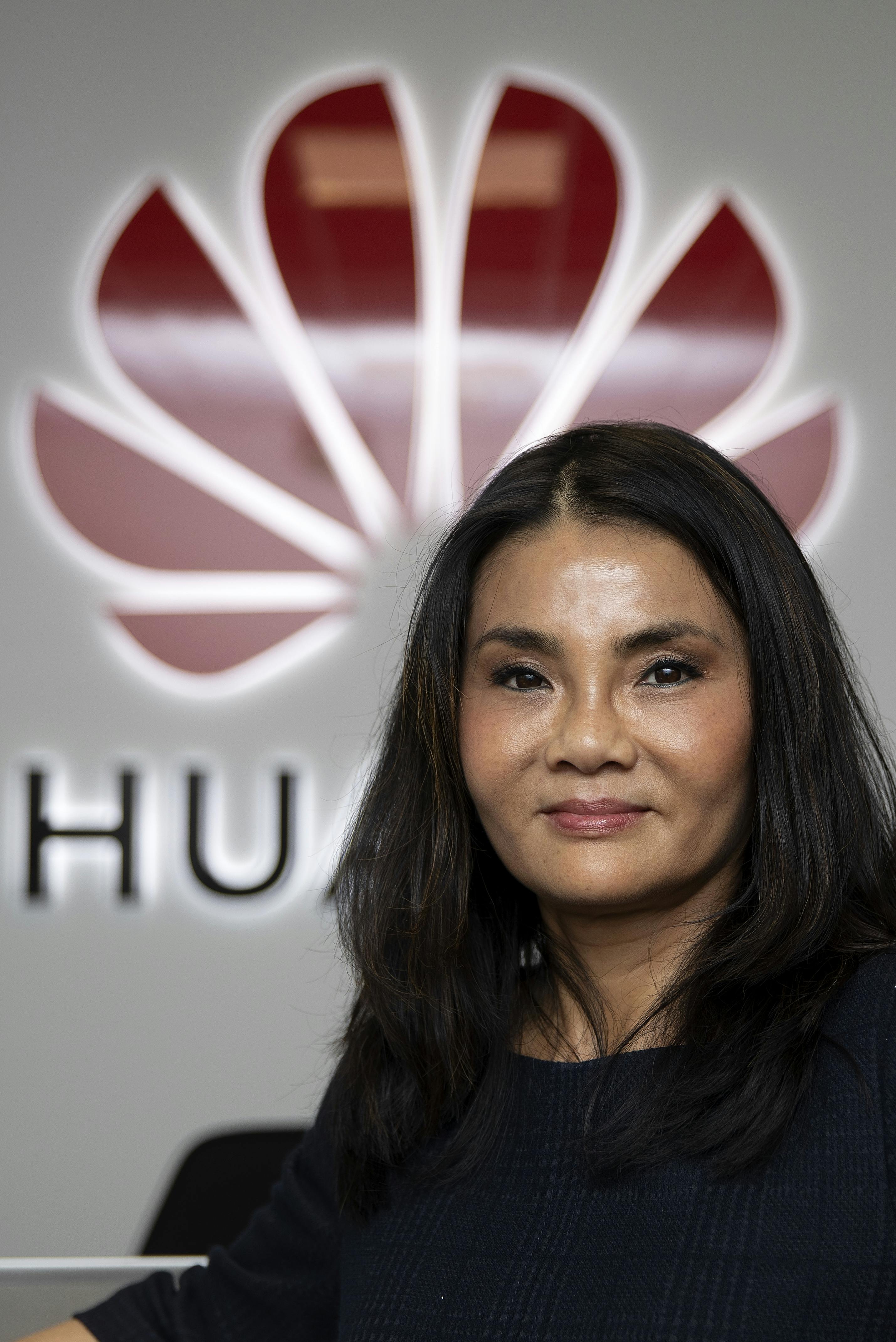 Xukun Ji, kommunikationsansvarlig for Huawei i Danmark, medvirker i det nyeste afsnit af det kritiserede DR-program "Ellen Imellem". Men hun føler sig lokket på et falsk grundlag, fordi hun ikke vidste, at spørgsmålene ikke stilles af journalisten, men formanden for Dansk Kina-Kritisk Selskab.