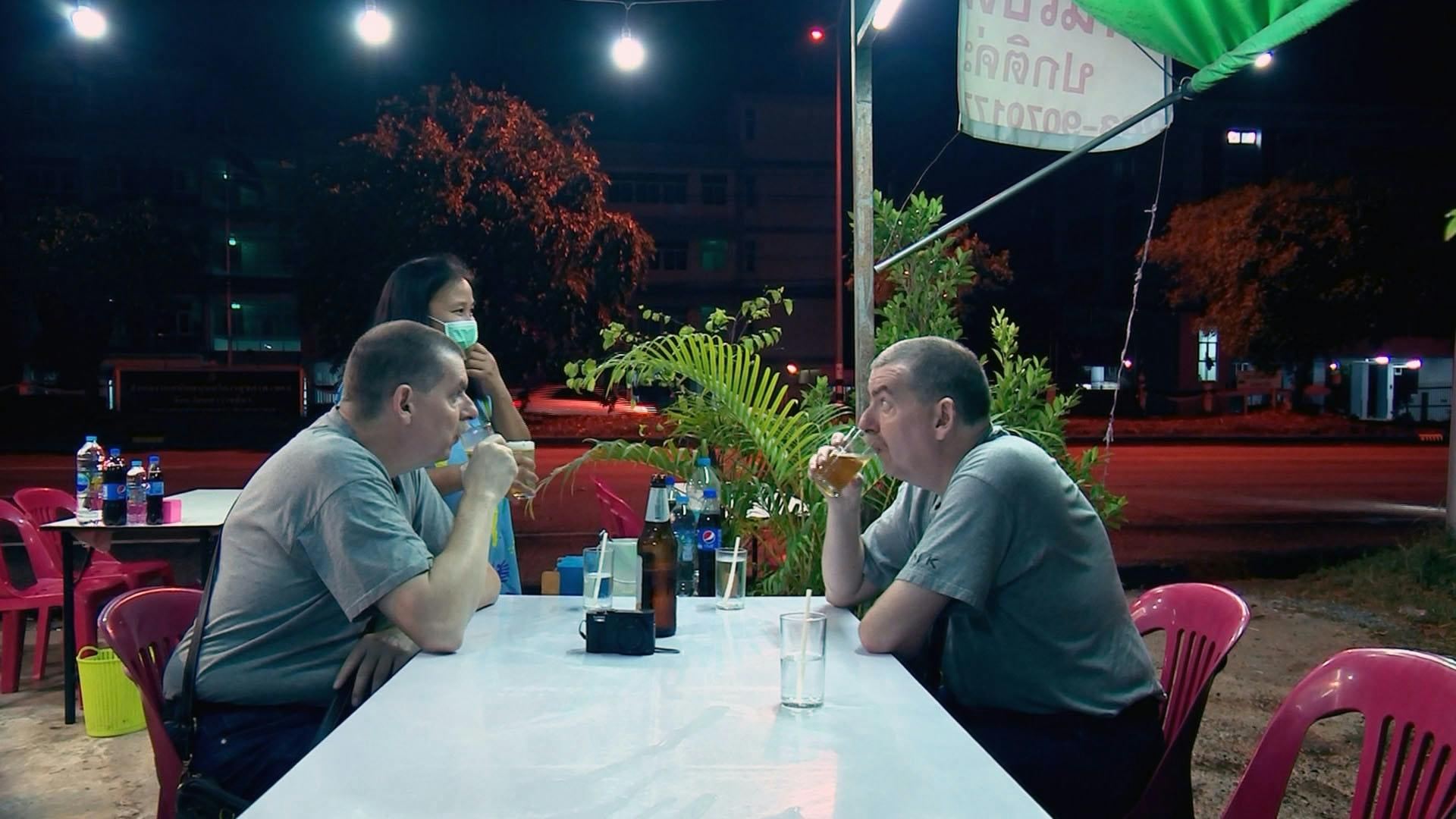 Tv-tvillingerne Anders og Torben har kastet sig ud i et nyt madeventyr og har kastet penge efter en restaurant i Thailand
