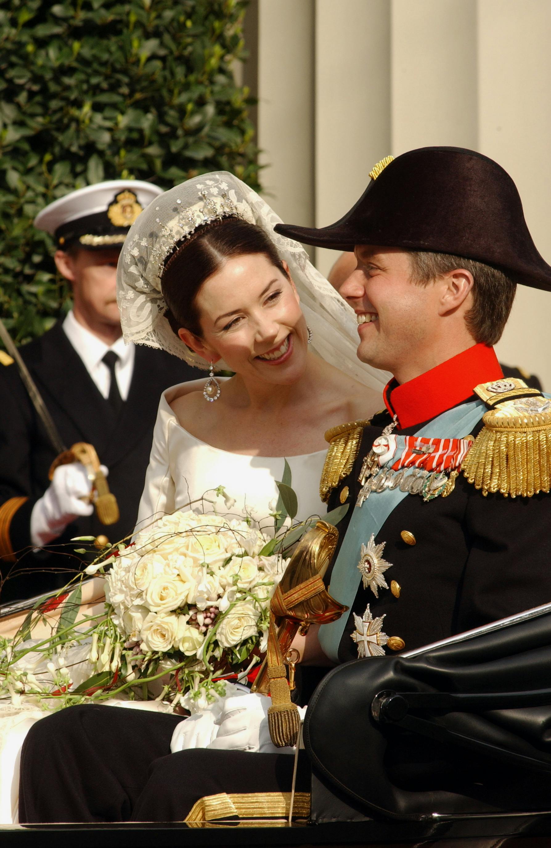 Kronprinsesse Mary og kronprins Frederik under deres bryllup 14. maj 2004.
