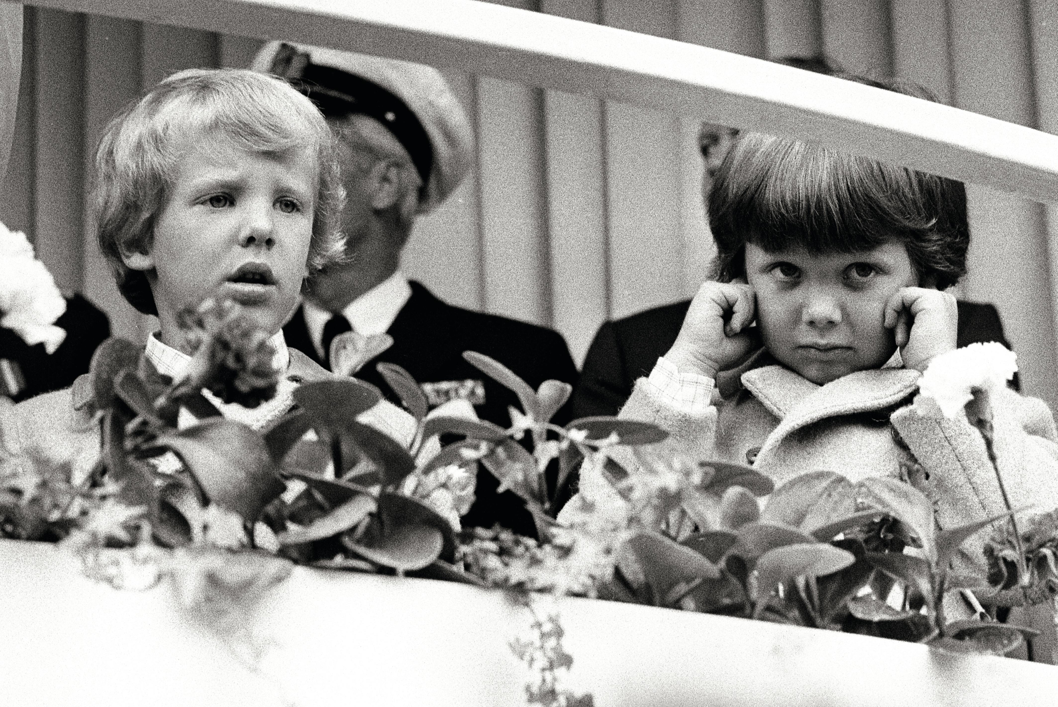 Kronprins Frederik (th) og prins Joachim som barn på besøg i Legoland. Frederik holder sig for ørene - Udateret arkivbillede fra 1970'erne.
