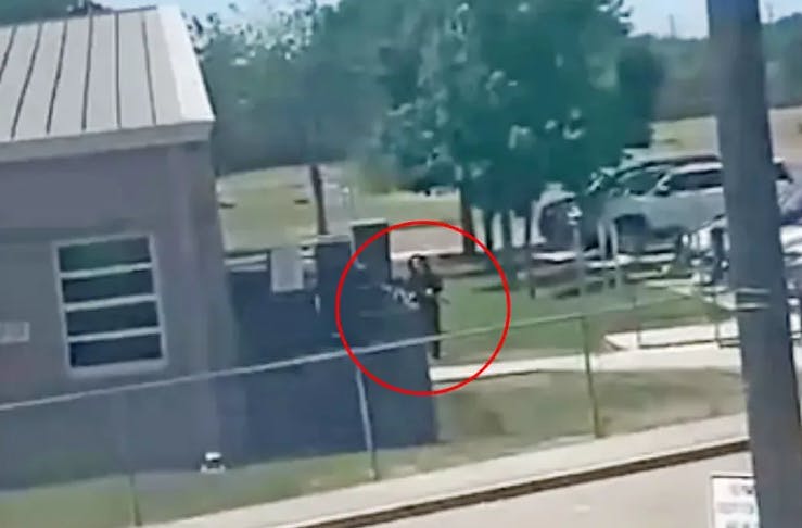 Et chokeret vidne har delt øjeblikket, hvor den formodede skoleskyder går amok og dræber mindst 21 uskyldige på en skole i Texas.