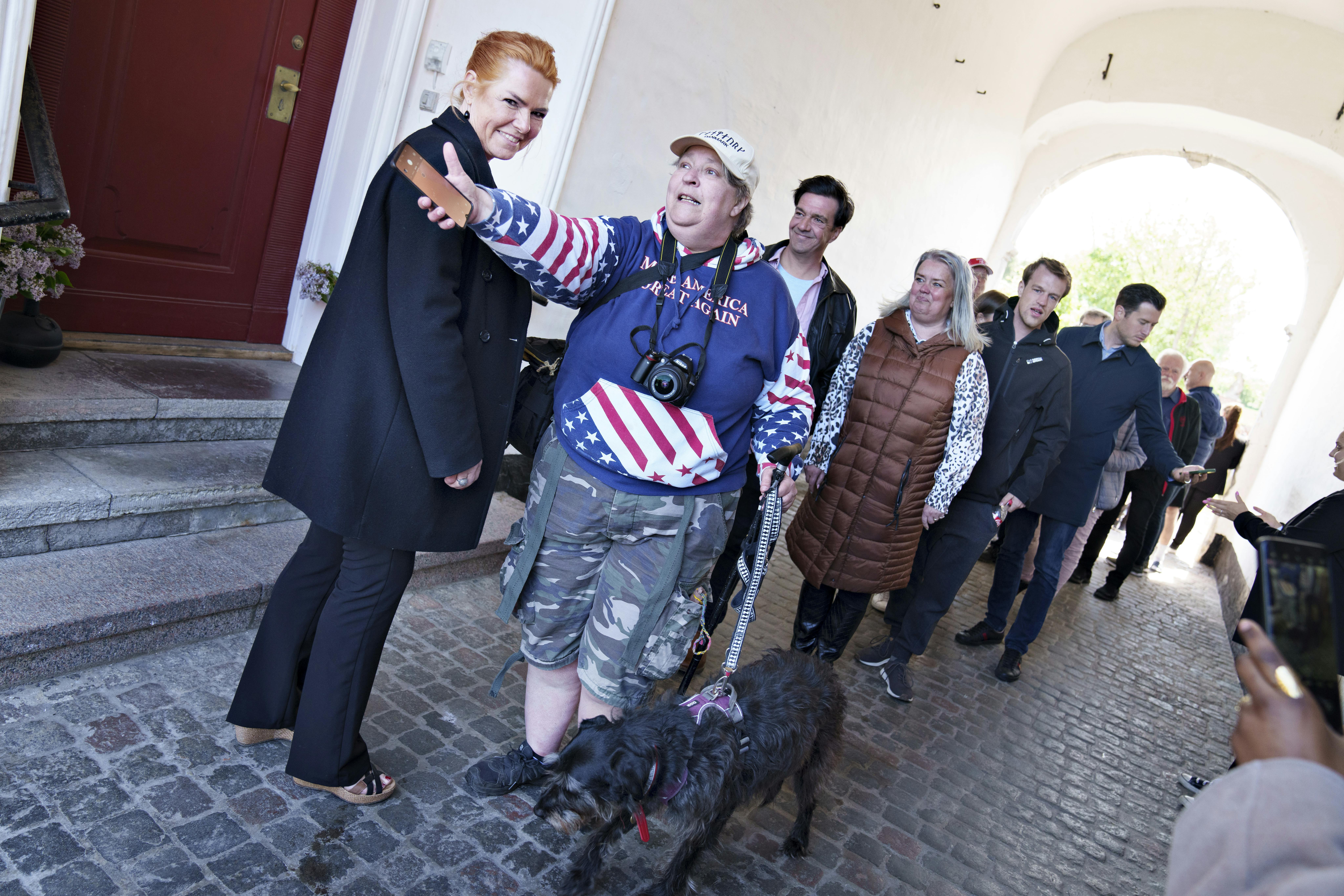 Inger Støjberg markerer afslutningen på de 60 dages ubetinget fængsel med en fest på Visborggaard Slot uden for Hadsund torsdag. Selv kalder hun arrangementet for en "takkefest" og her tager hun imod alle, der har støttet og bakket hende op gennem de
