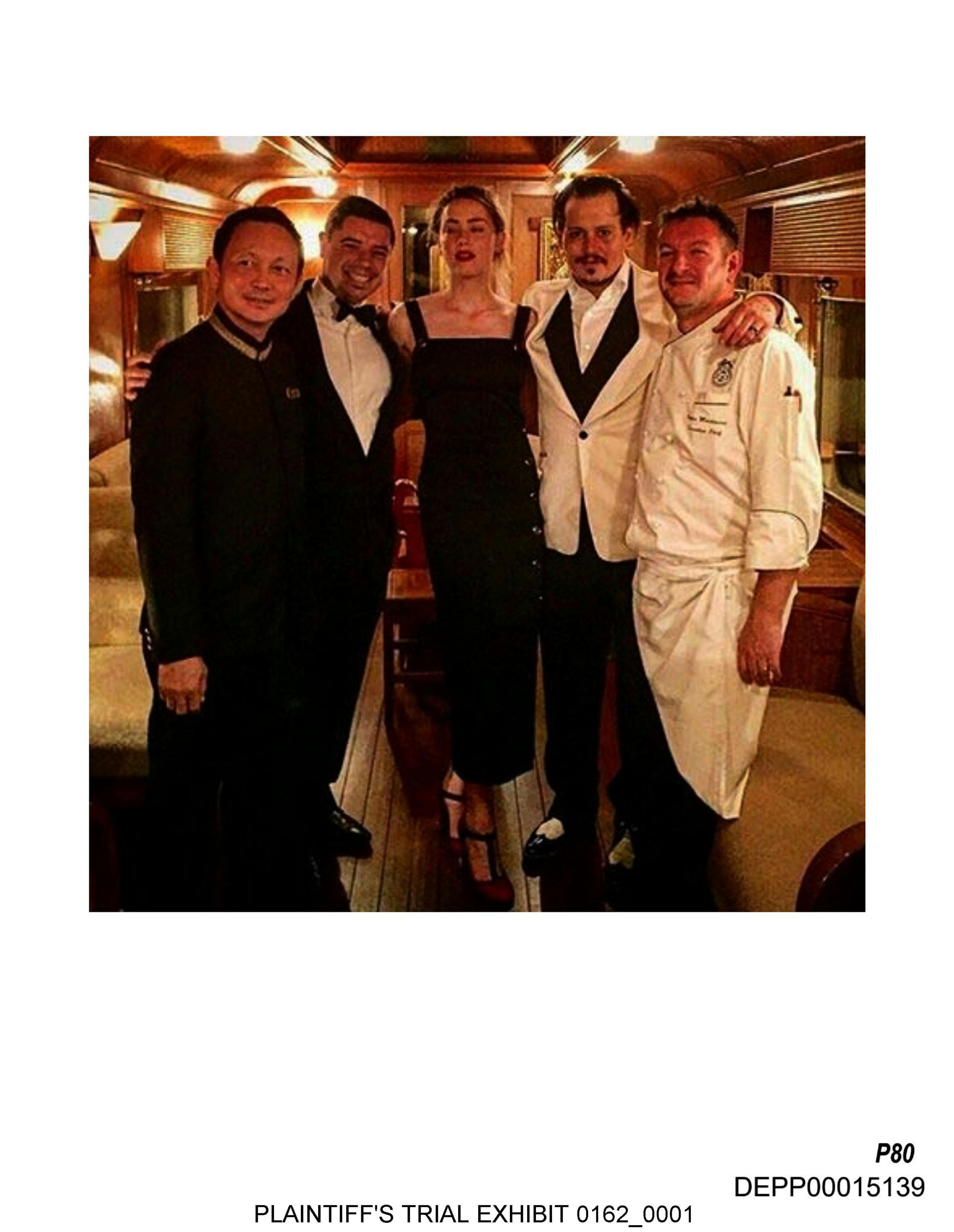 Depp lader til at have to blå øjne under parrets bryllupsrejse, som dette foto stammer fra. Men Heard mener omvendt, at dette billede er manipuleret i Photoshop. 