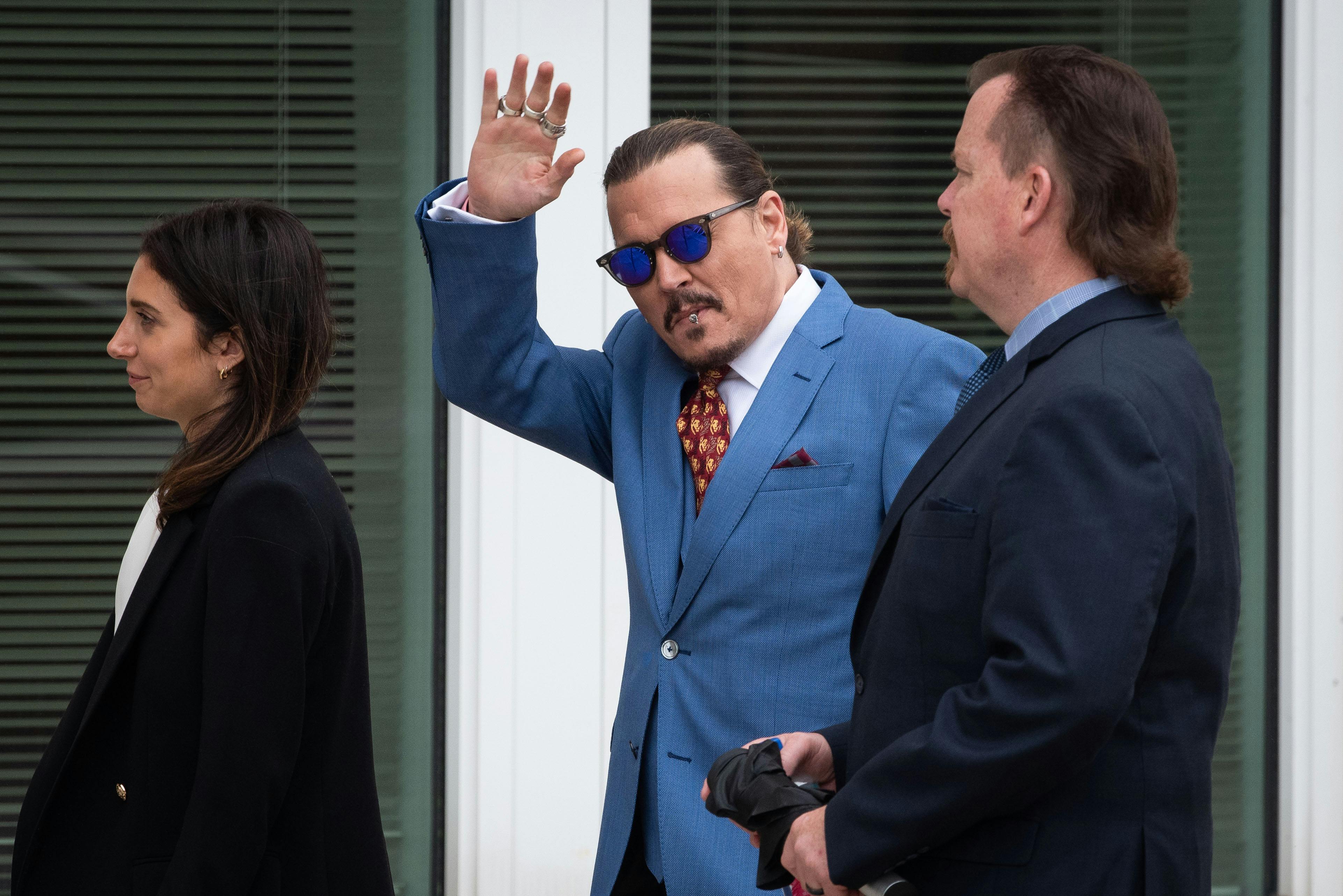 Johnny Depp har under store dele af retssagen fået stor opbakning fra fans, der også møder op foran retten. Amber Heard fortæller omvendt, at hun modtager hundredvis af trusler og ydmygelser hver dag. 