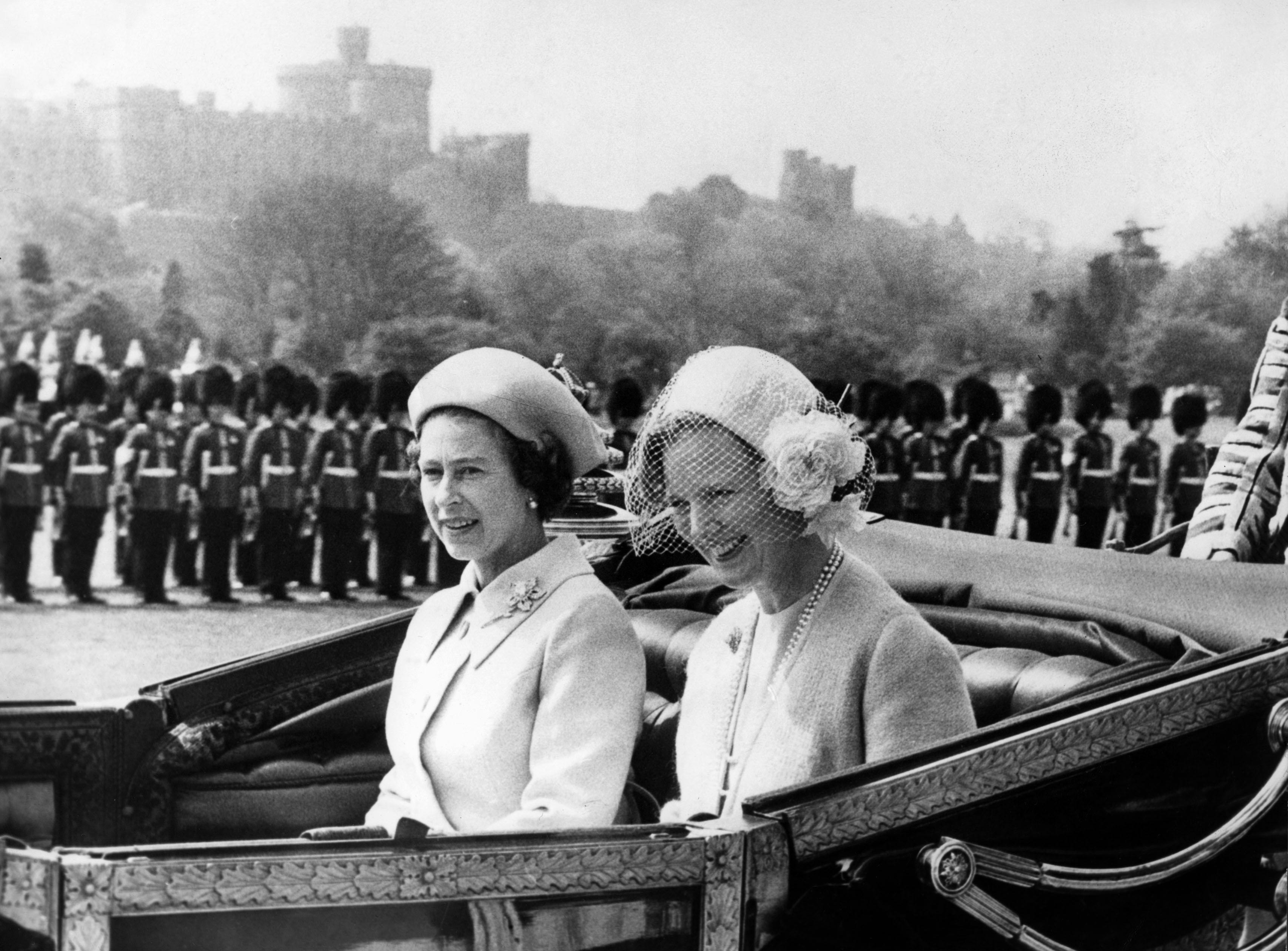 Det nære venskab mellem de to dronning går mange år tilbage. Her ses de i 1974.