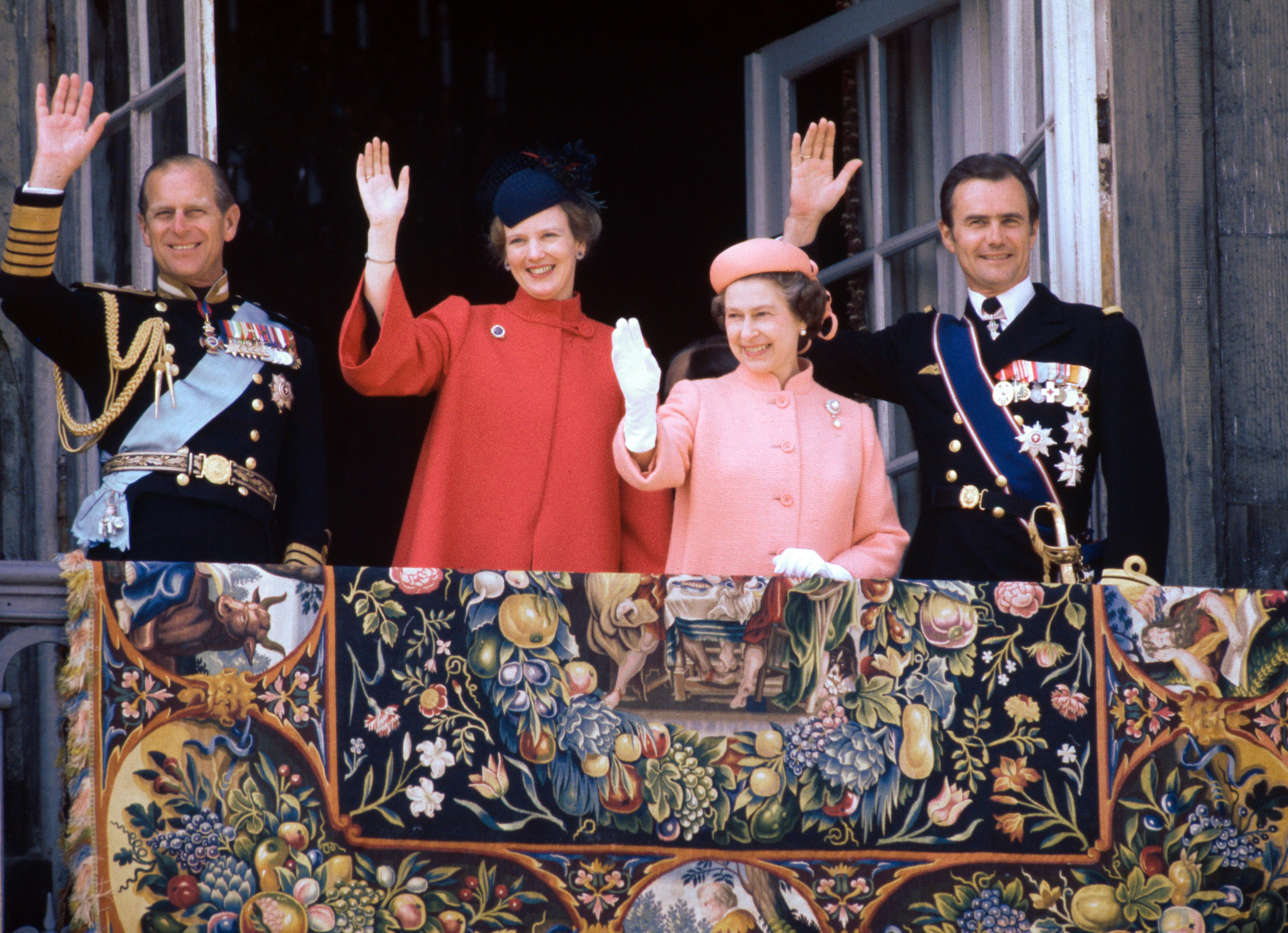 Prins Philip, dronning Margrethe, dronning Elizabeth II og prins Henrik vinker fra balkonen på Amalienborg Slot, da det britiske regentpar besøgte Danmark i 1979.
