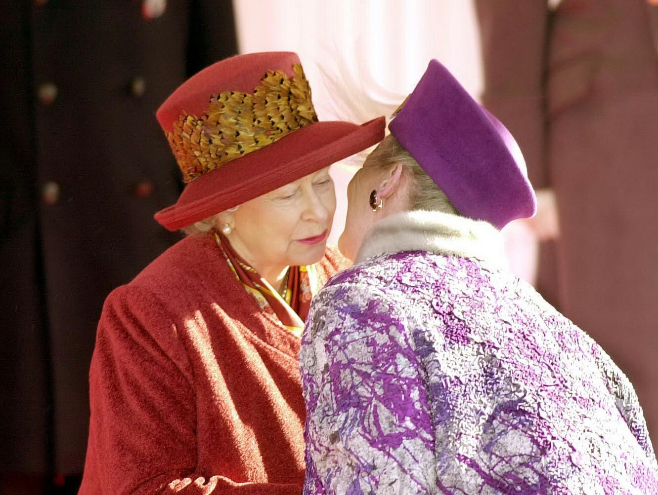 Båndet mellem Margrethe og Elizabeth er stærkt – og kærligt – som veninderne her viser i februar 2000, da Margrethe besøgte England i tre dage.