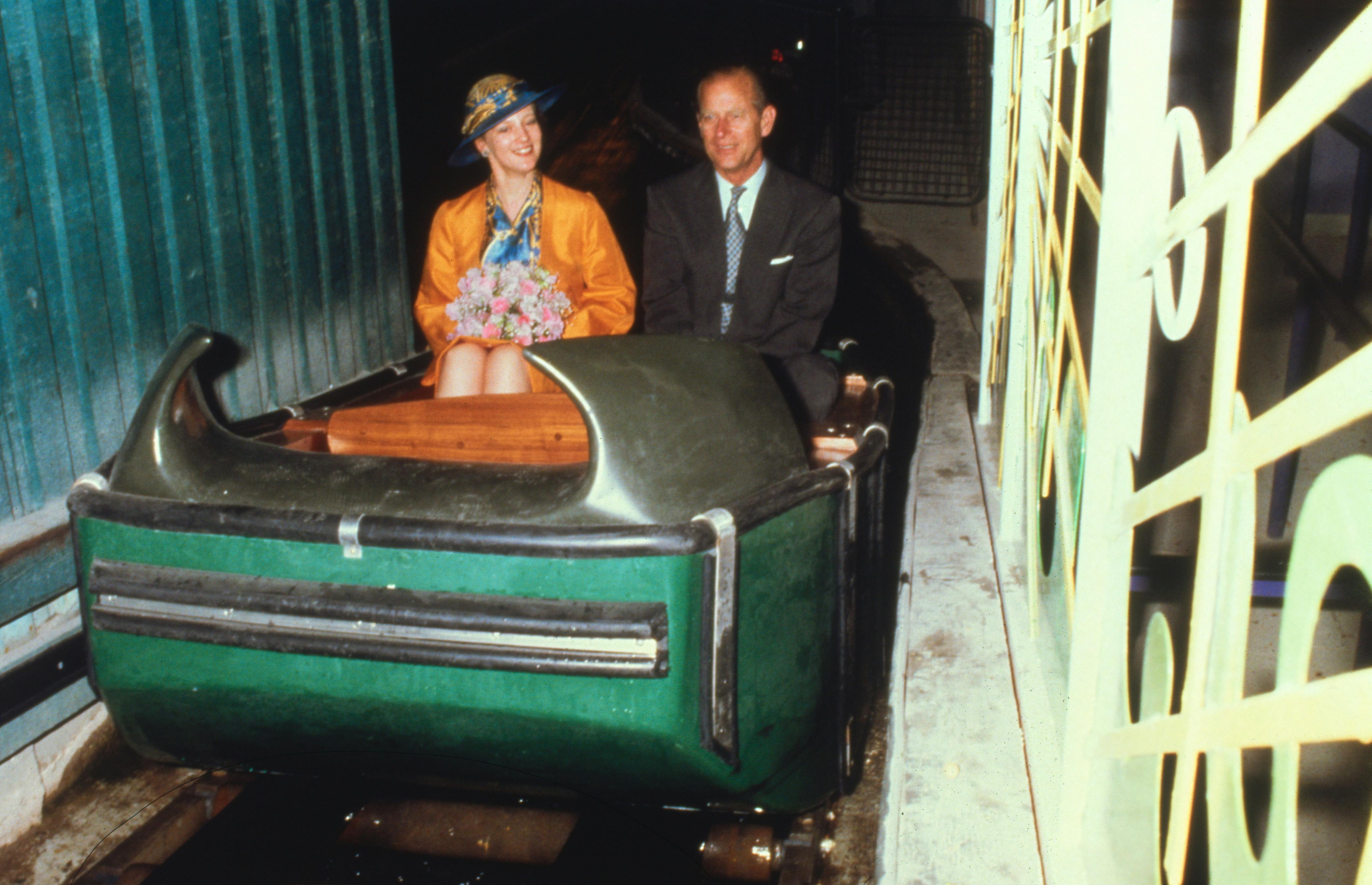 Margrethe havde også et nært forhold til Elizabeths afdøde prins Philip. Her nyder de en tur i Baljerne i Tivoli under et officielt besøg i 1979.
