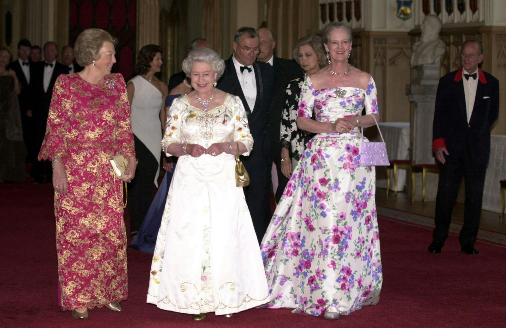 Både Margrethe og Elizabeth elsker farverige gevandter. Her ses de i sommeren 2004 til et officielt arrangement i Frankrig.