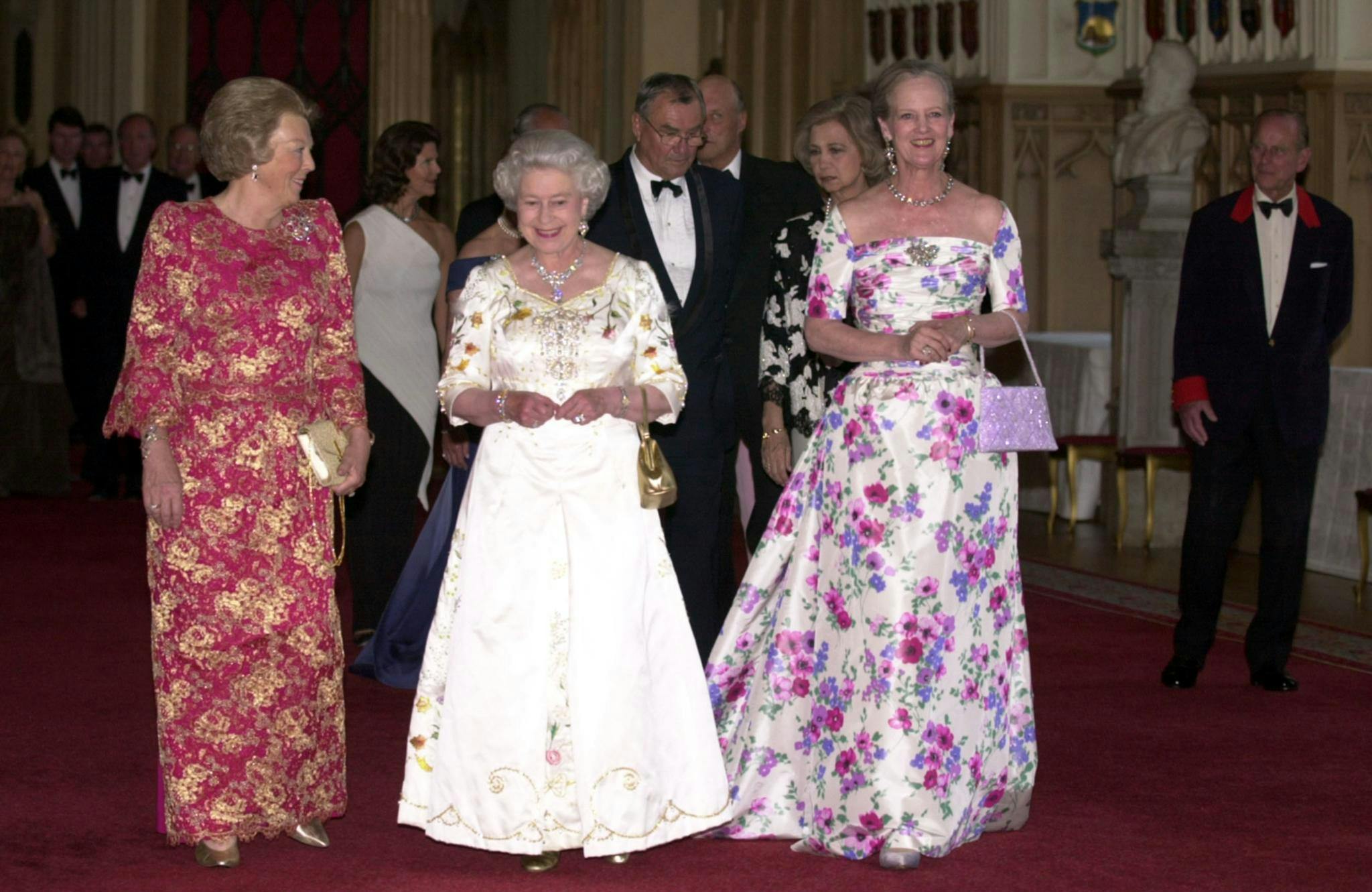 Både Margrethe og Elizabeth elsker farverige gevandter.&nbsp; Her ses de i sommeren 2004 til et officielt arrangement i Frankrig.
