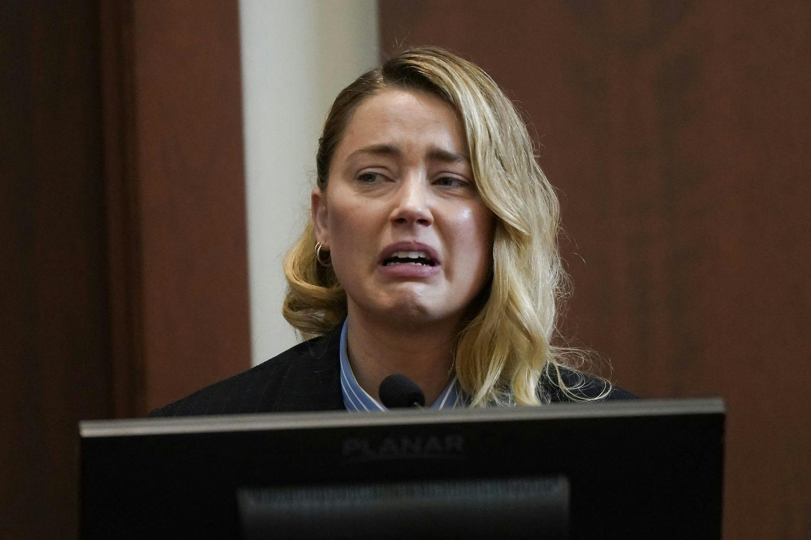 Amber Heard bryder sammen i retten under en høring d. 4. maj 2022.
