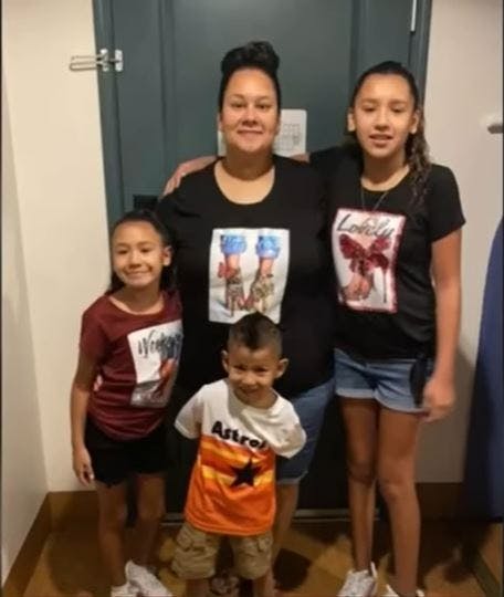 Miah Cerrillo sammen med sin familie inden skyderiet.