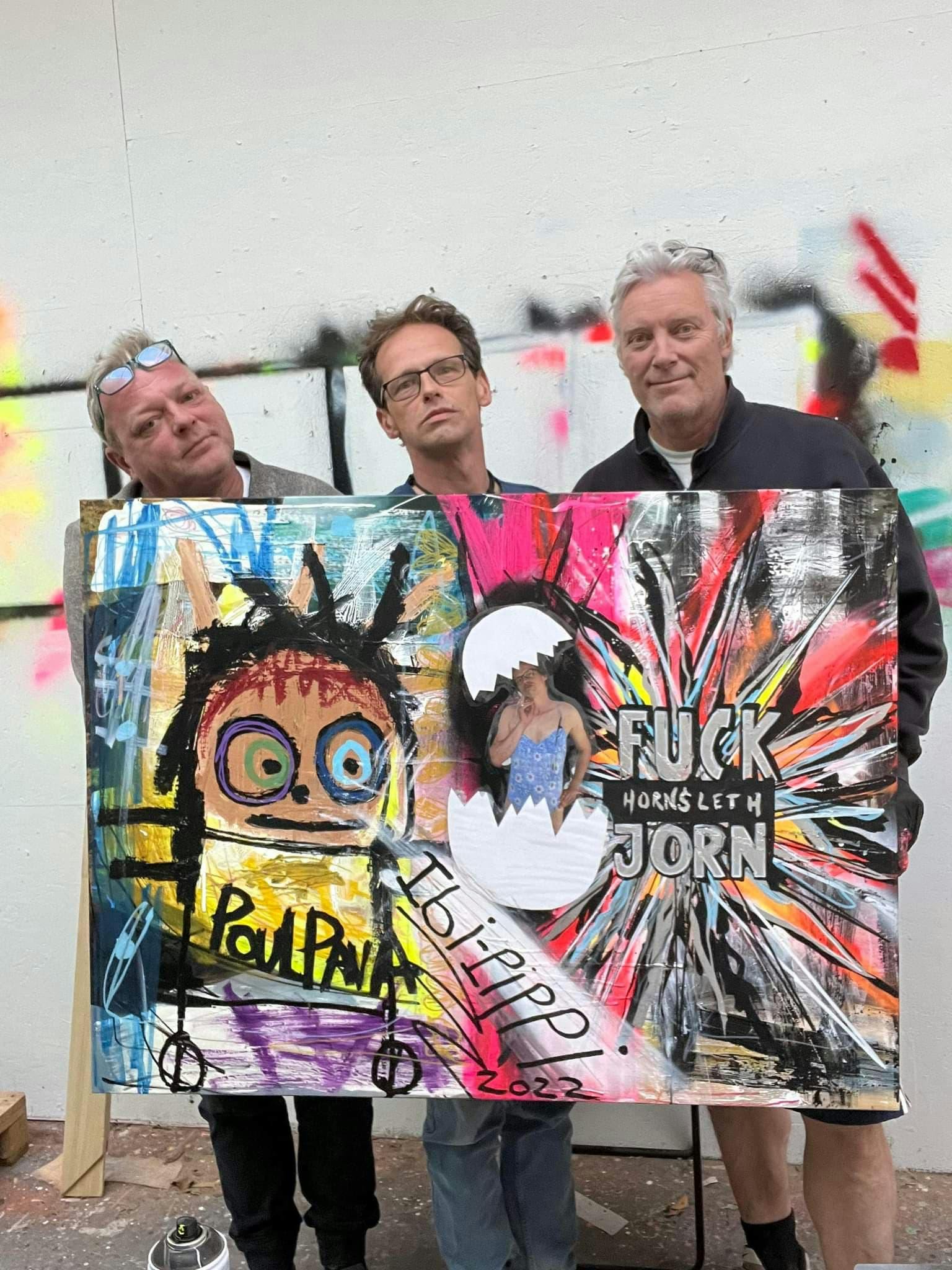 Poul Pava, Ibi-Pippi og Kristian von Hornsleth med maleriet, der skal støtte Ibi-Pippi økonomisk. Maleriet har fået en startspris på 150.000 kroner.