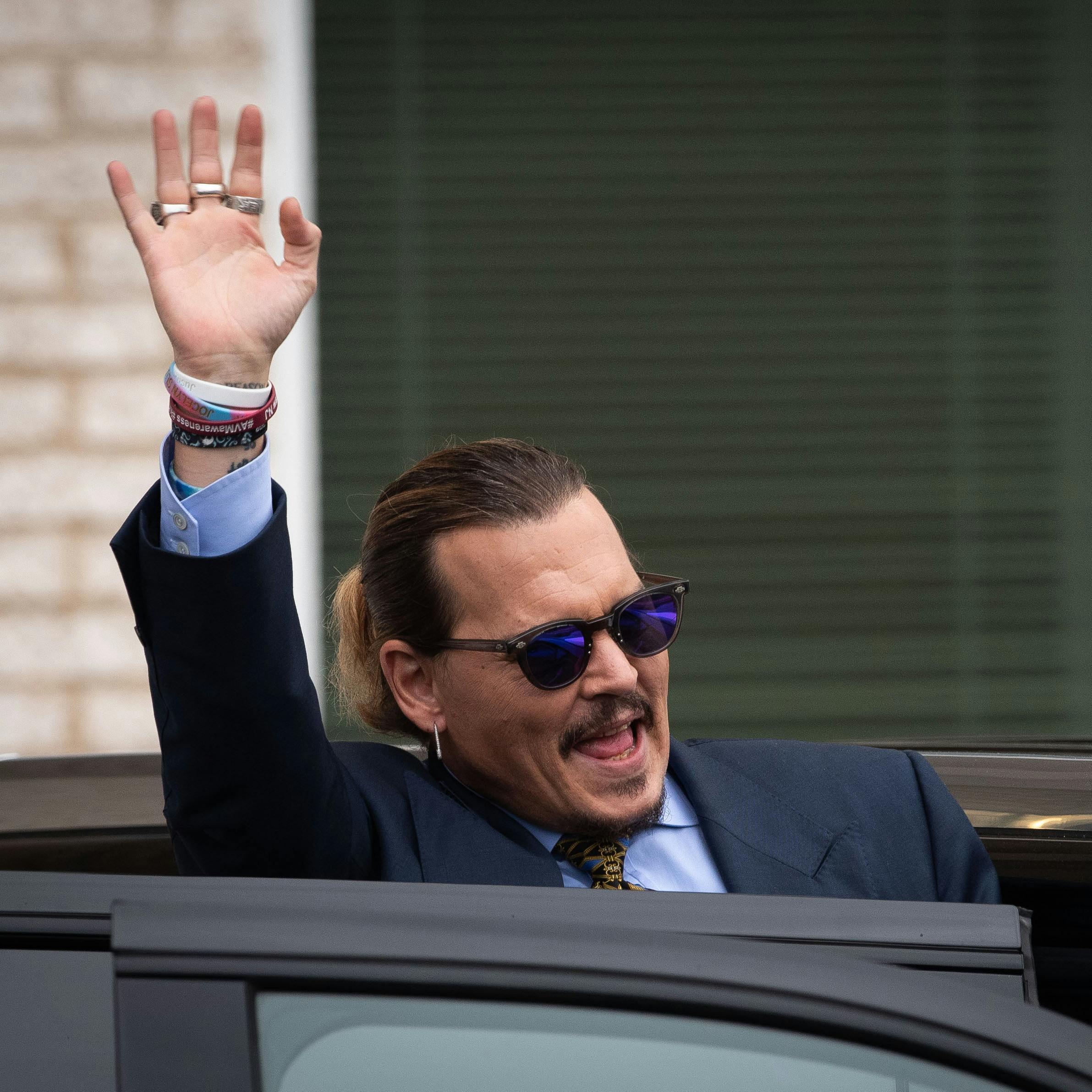 Johnny Depp vinker til fans ved retten i Fairfax County Courthouse, i retssagen mod ekskonen, Amber Heard. 
