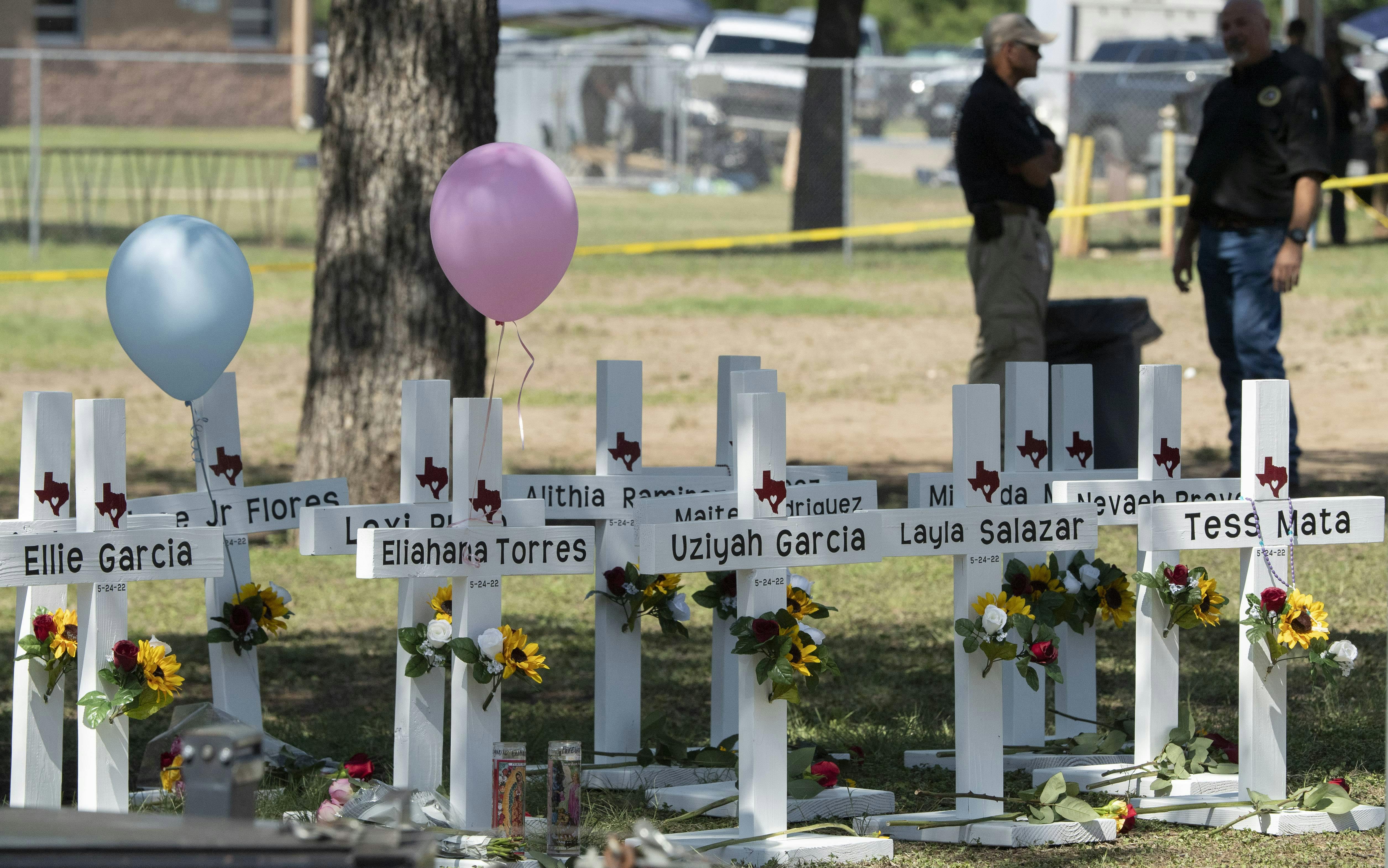 19 elever og to lærere døde, da en 18-årig mand gik amok på en skole i Texas tirsdag