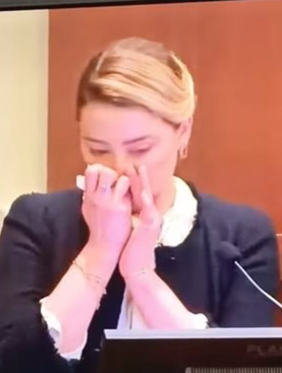 Amber Heard pudser næse. Eller gjorde hun?