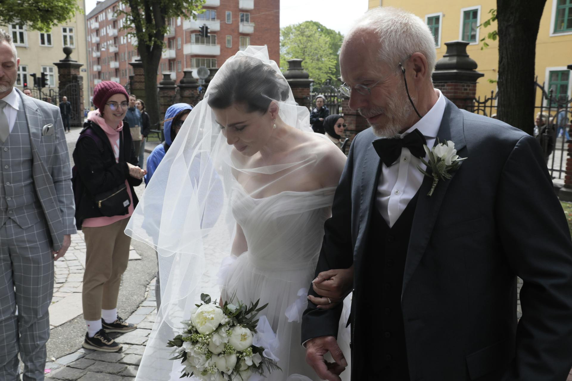 Cecilie Stenspil ankommer til kirken på Christianshavn. 