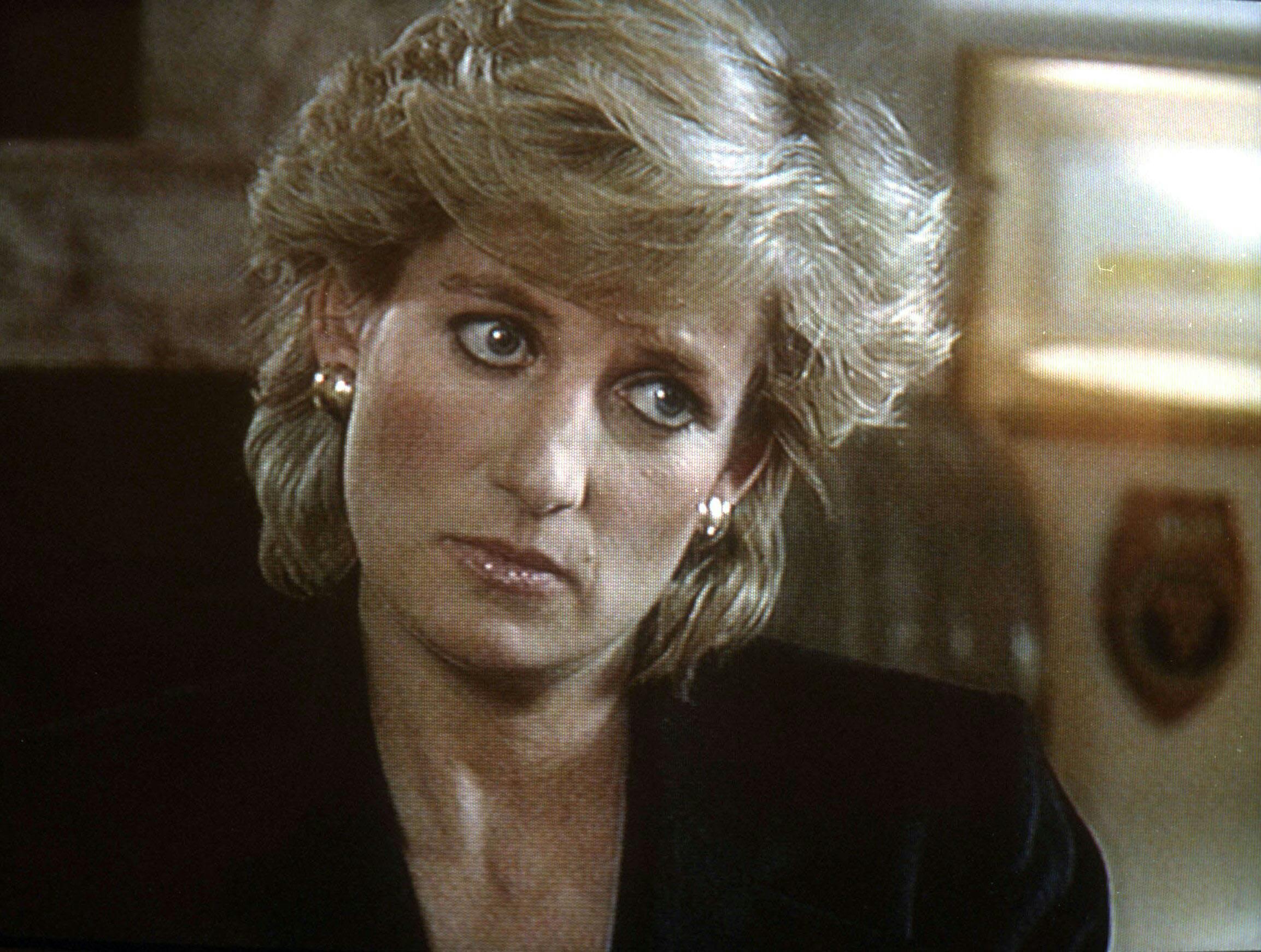 Under det berømte interview med Martin Bashir indrømmede Diana, at de havde været "tre i ægteskabet". Den tredje person var Camilla Parker Bowles.