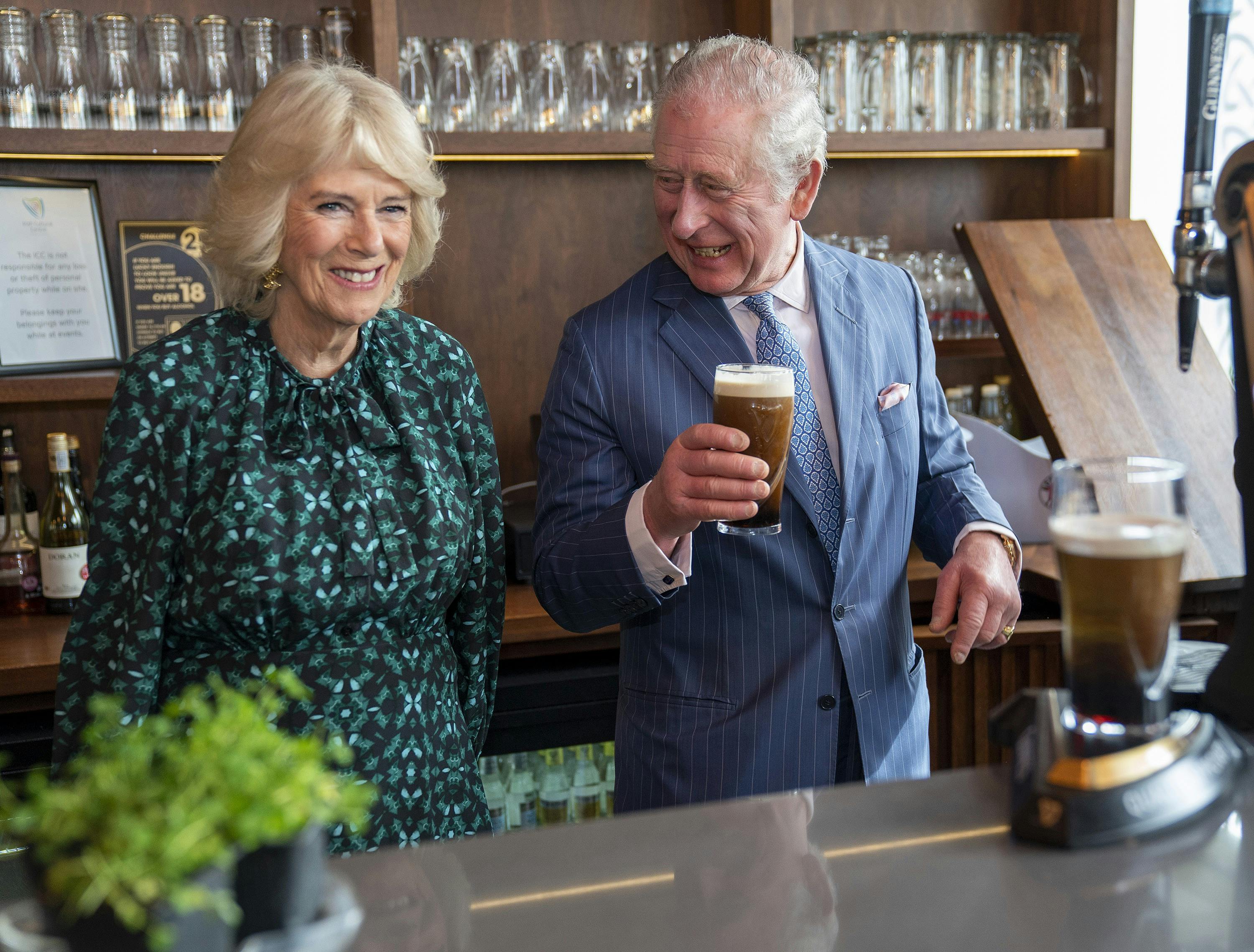 Det er ingen hemmelighed, at Charles allerede var forelsket i Camilla, da han mødte Diana. Men Camilla var gift med en anden mand.