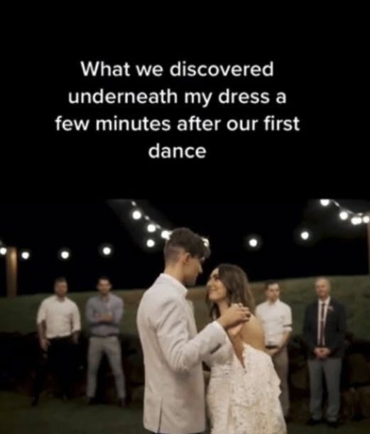 I sin TikTok-video fortæller bruden, at det klamme fund blev gjort, kort efter at de havde indtaget dansegulvet som mand og kone.
