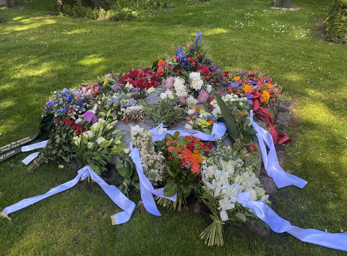 Da kisten var blevet sænket, blev der - i Sidney Lees ånd - hældt Cult Shaker ud over kisten.