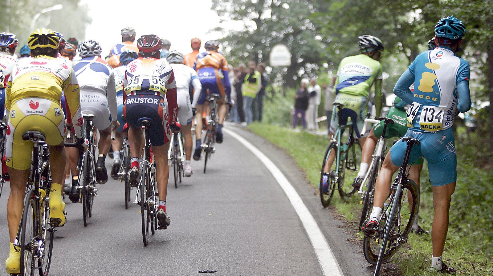 Fotoet er godt af ældre dato (2005), men at rytterne stiller sig i siden af vejen, gør sig stadig gældende.