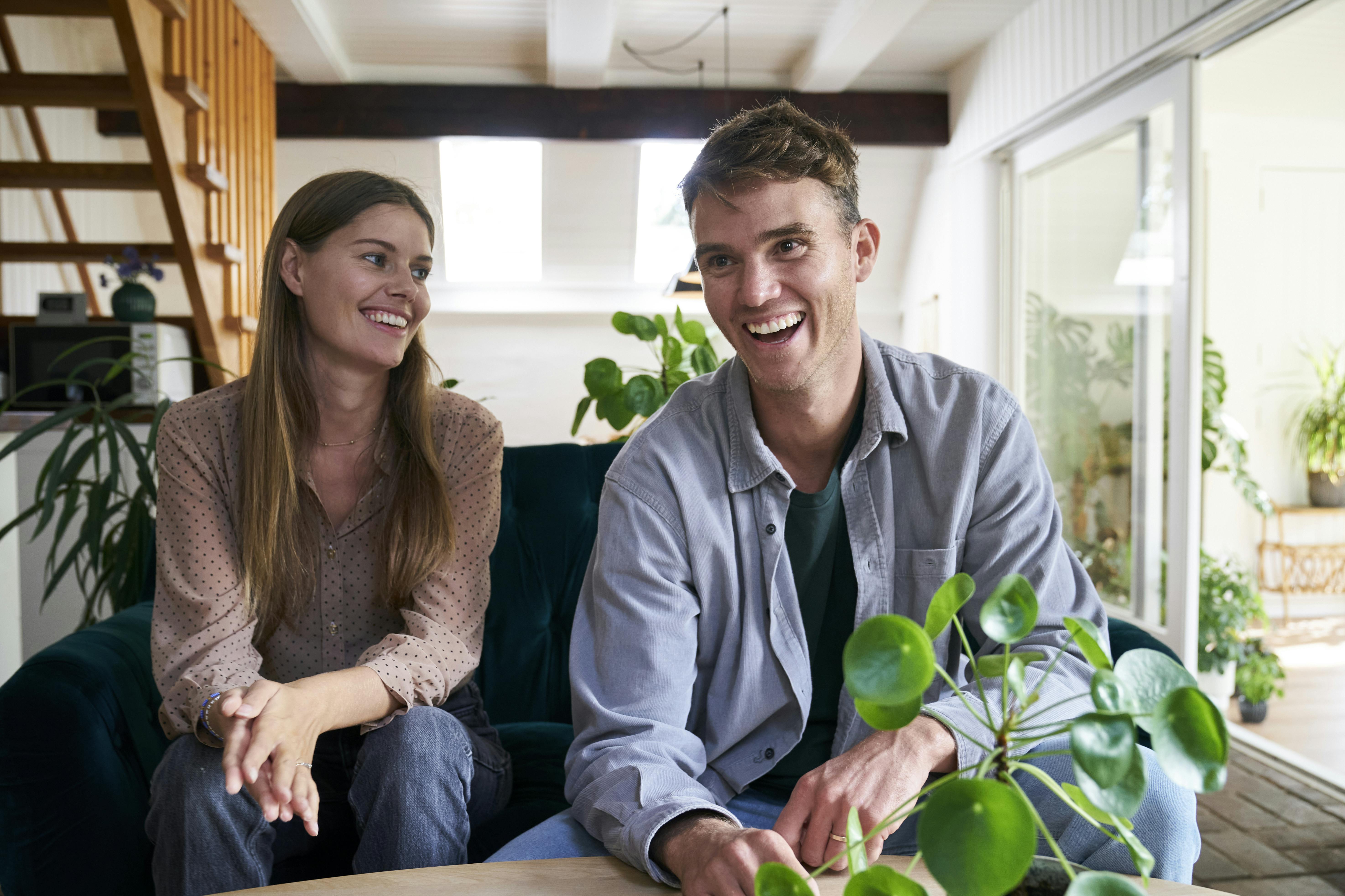 Ægteparret Caroline og Reece fik udover vindertitlerne også deres istandsatte "Nybyggerne"-hus i Sønderborg, da de vandt TV 2-programmet. Her går de i øjeblikket rundt og forbereder sig til forældrerollerne. 