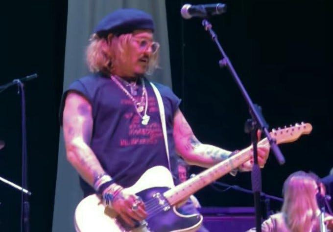 Pludselig stod Johnny Depp på scenen.