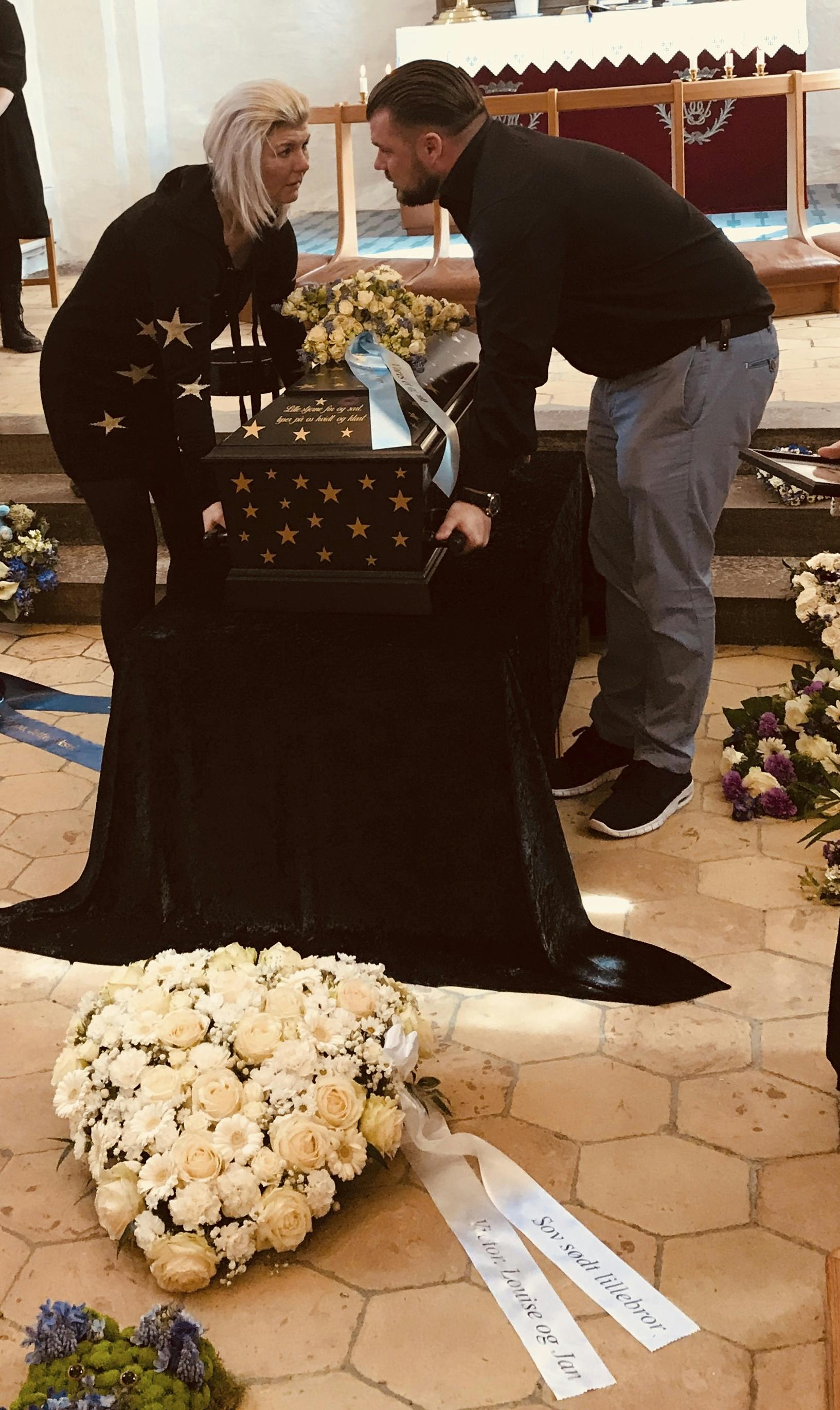 Forældrene under det sidste farvel i kirken.