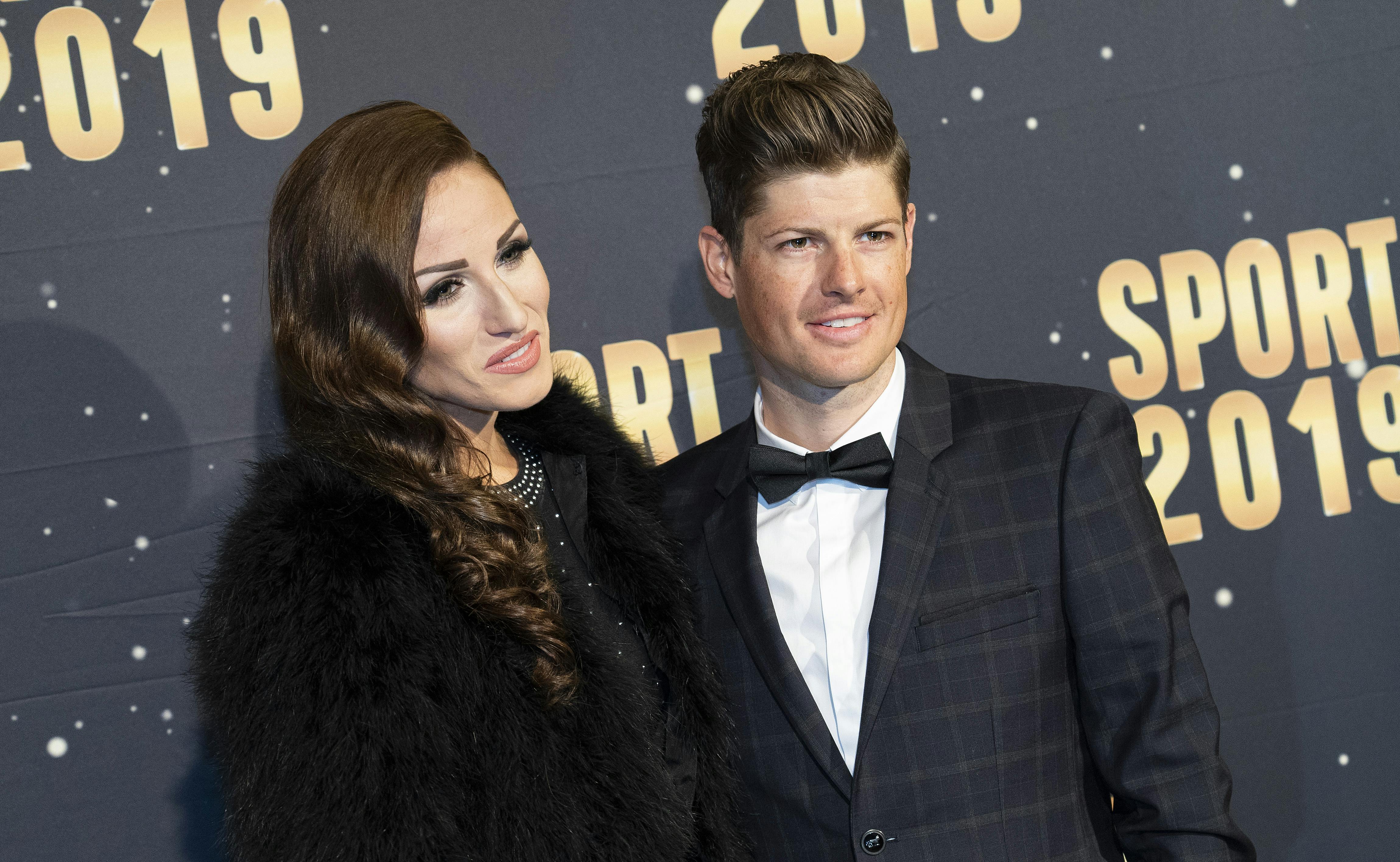 Jakob Fuglsang har netop vundet sit første løb i 21 måneder. Her ses han hustruen Loulou Fuglsang på den røde løber til Sport 2019.