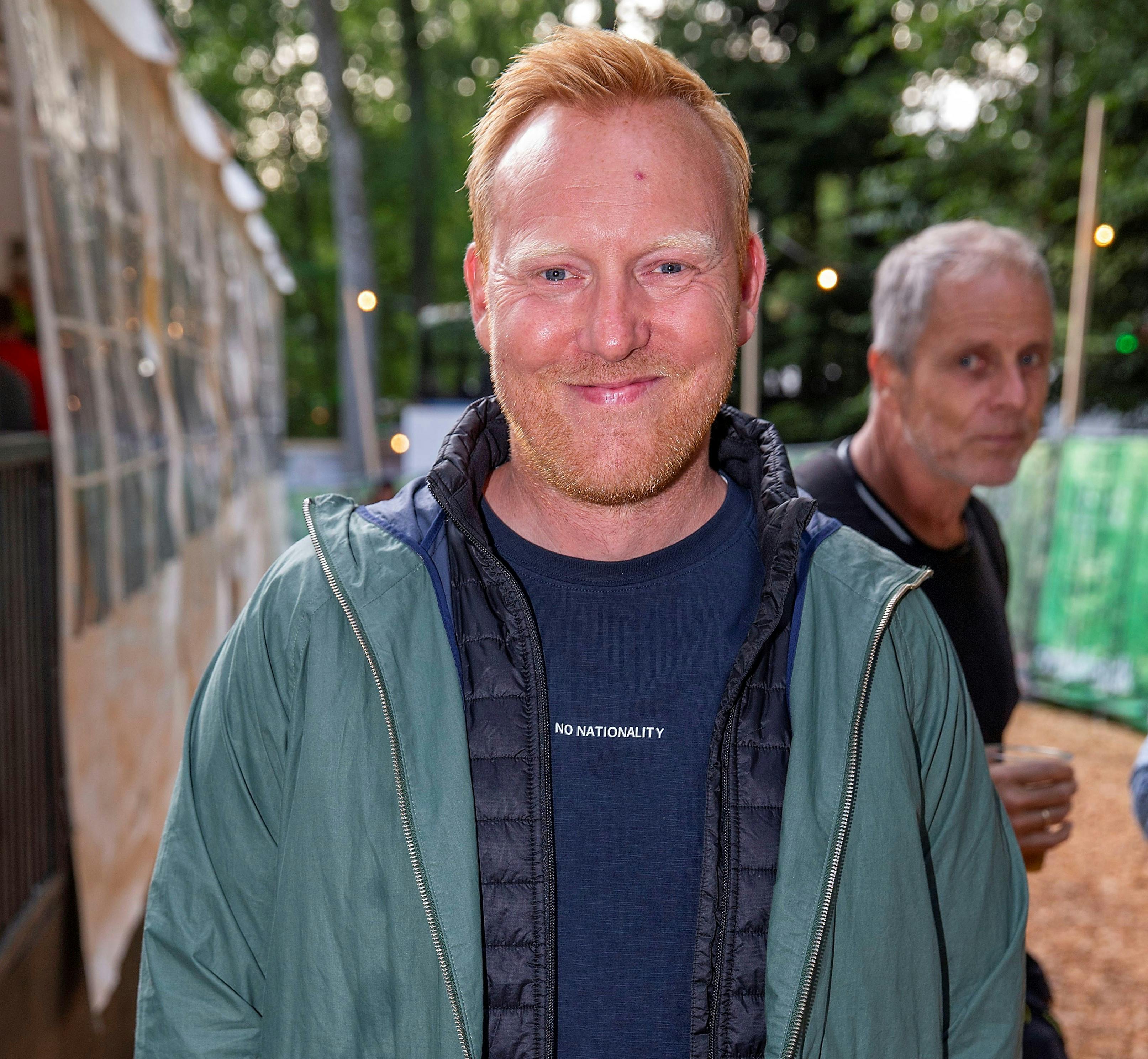 49-årige Breinholt er vild med festivalgængernes begejstring, når han er ude som konferencier. Men stolene kunne han nu godt undvære.