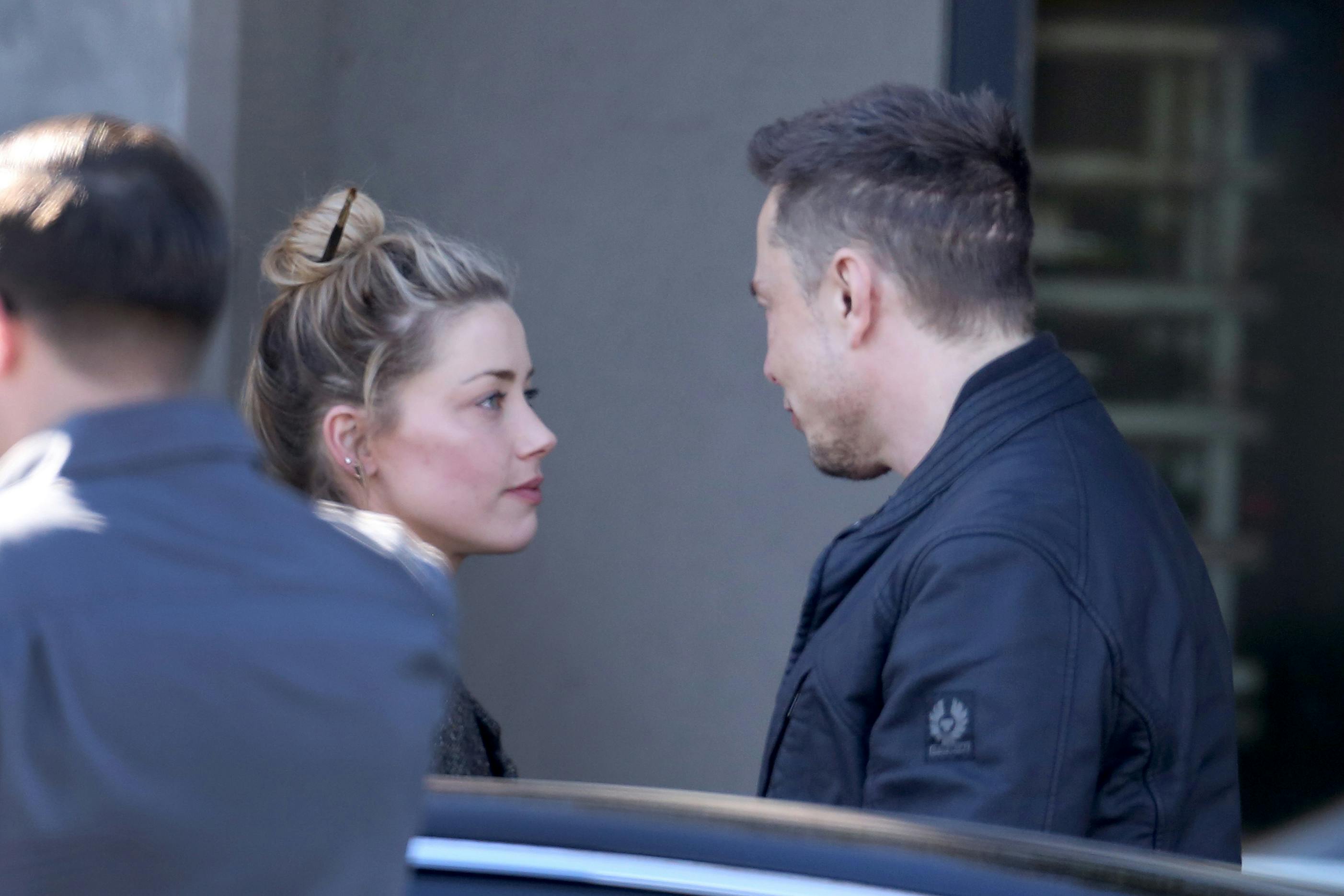 Elon Musk med Amber Heard, da de dannede par i december 2017.